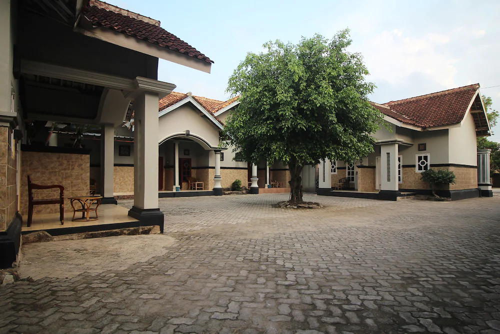 Hotel Lee by OYO Rooms