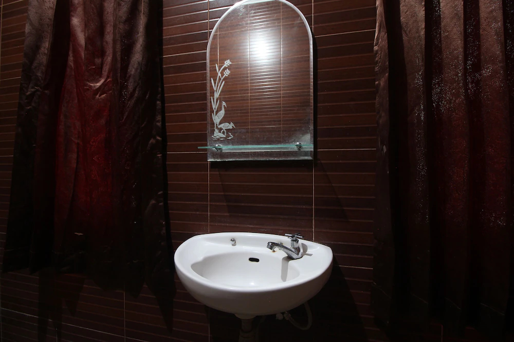 Hotel Lee by OYO Rooms