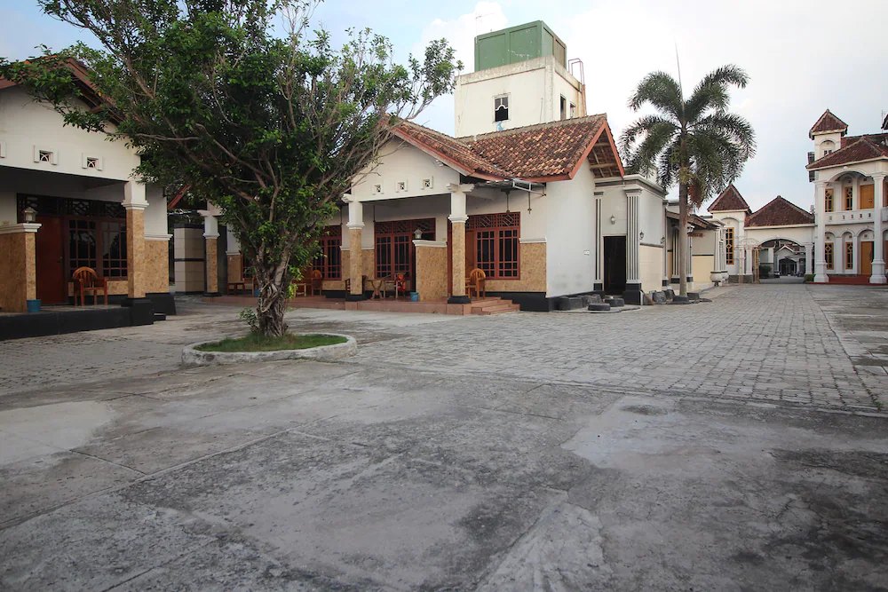 Hotel Lee by OYO Rooms
