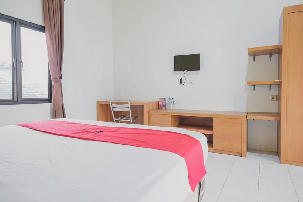 Kolam Renang Pangeran by RedDoorz