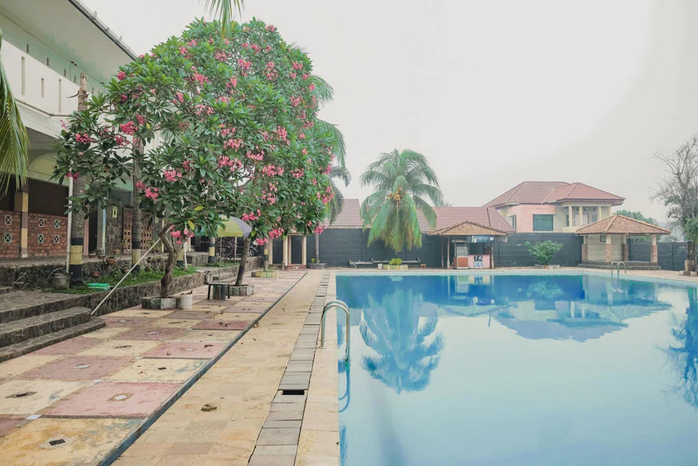 Kolam Renang Pangeran by RedDoorz
