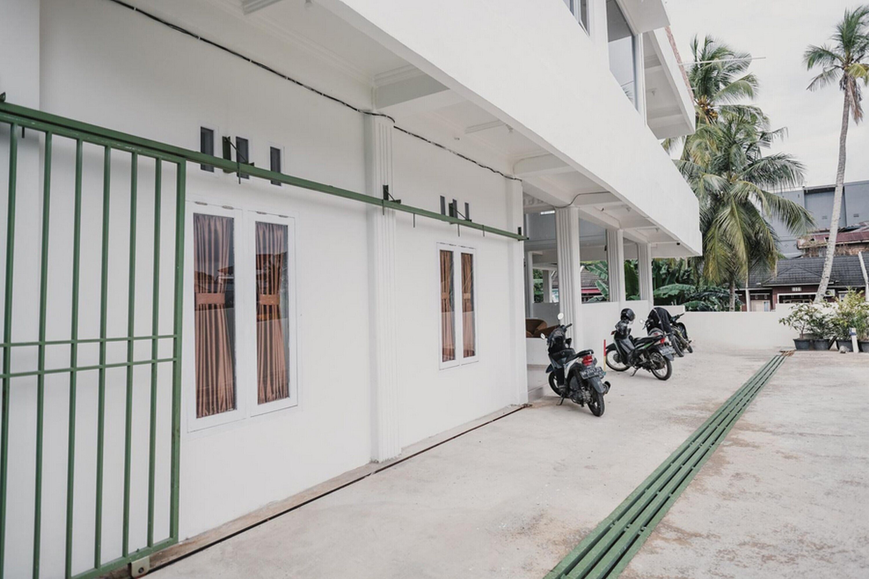 Rose Garden by RedDoorz