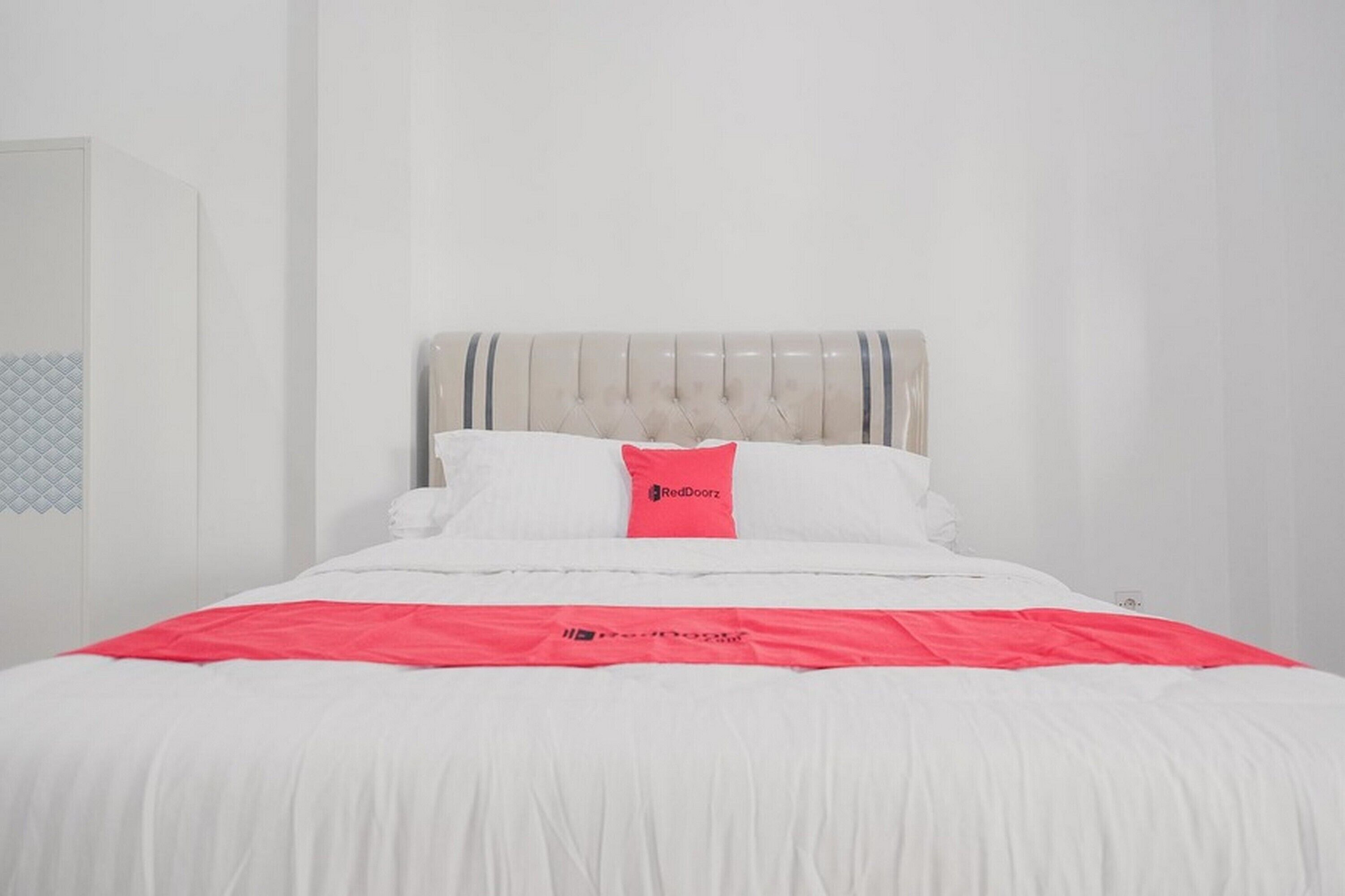 Rose Garden by RedDoorz