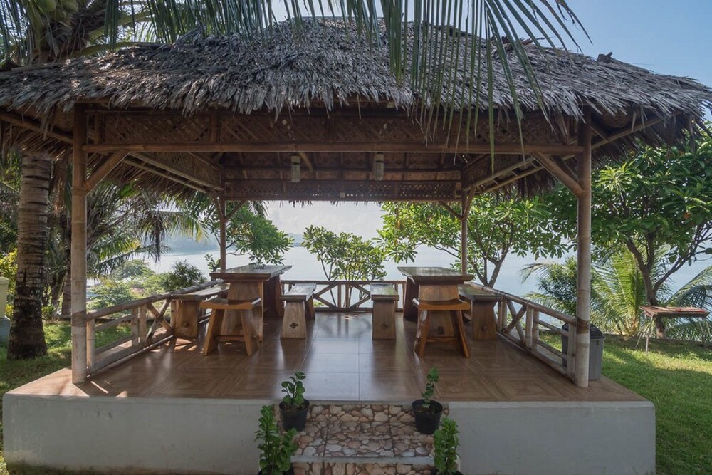 Krakatau Kahai Beach Hotel by RedDoorz