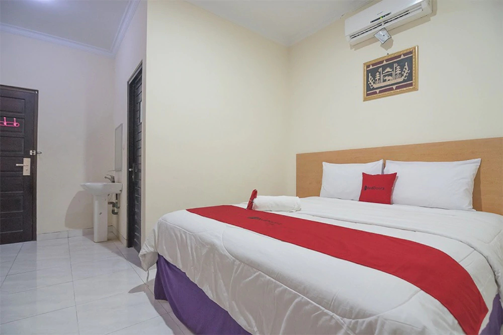 Krakatau Kahai Beach Hotel by RedDoorz