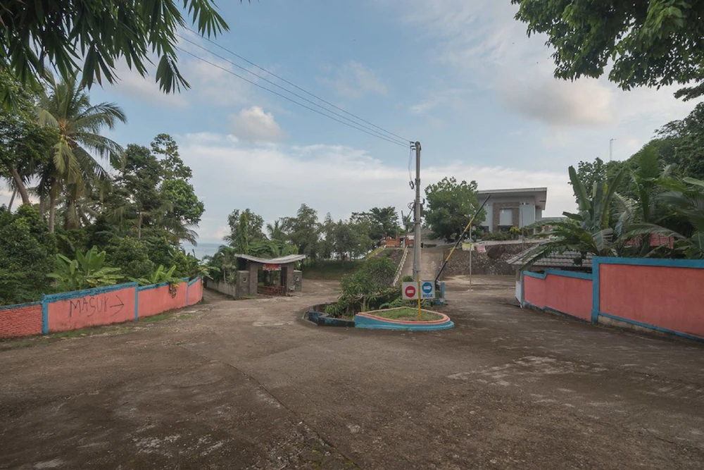 Krakatau Kahai Beach Hotel by RedDoorz