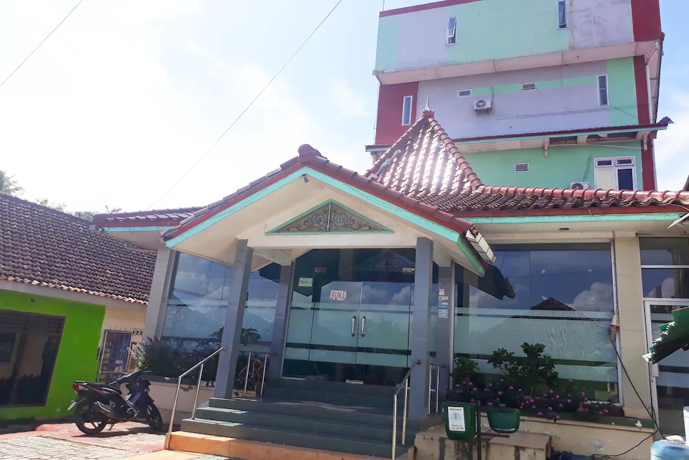 Hotel Krui Syariah by OYO Rooms