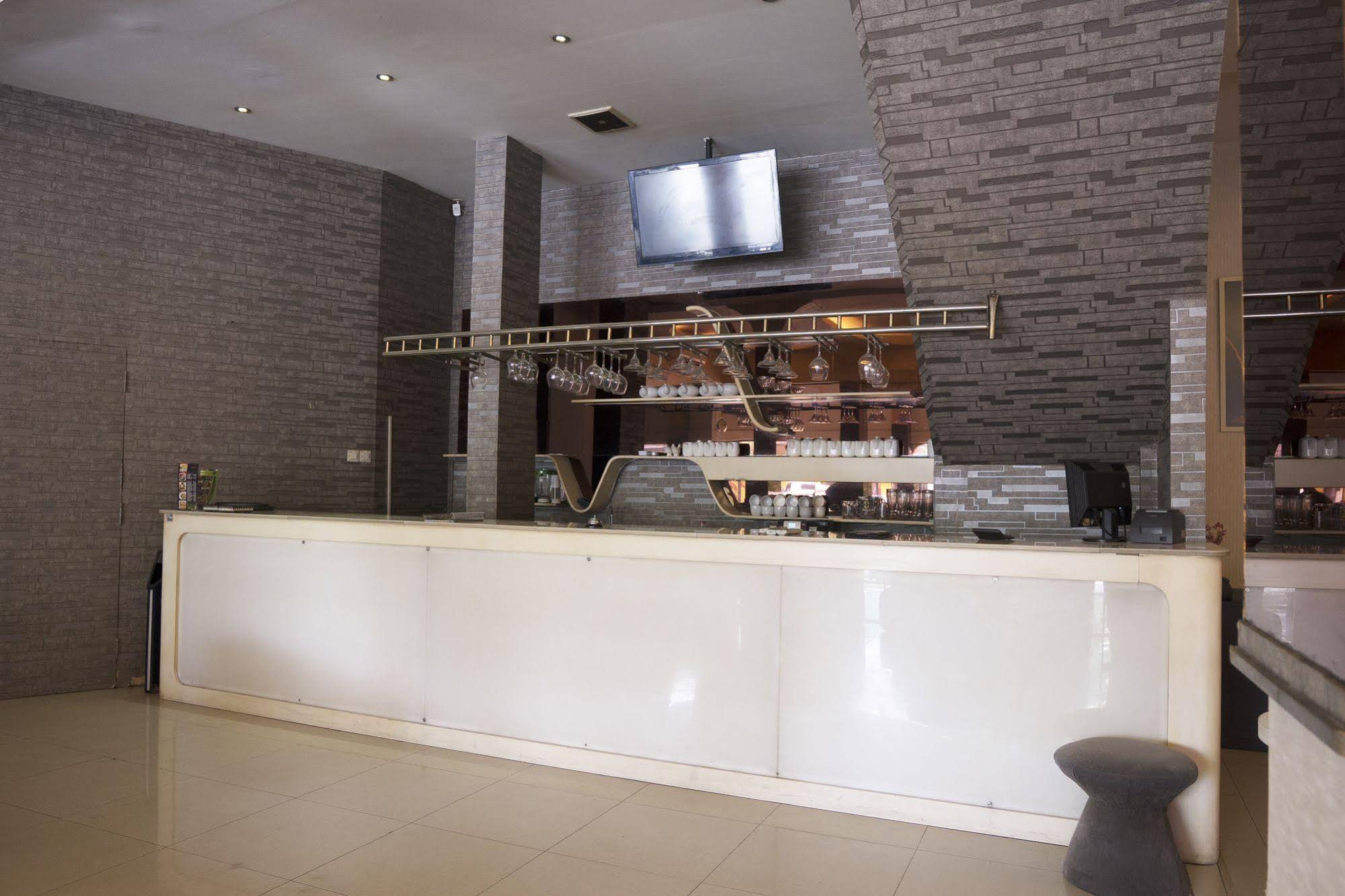 Candi Hotel