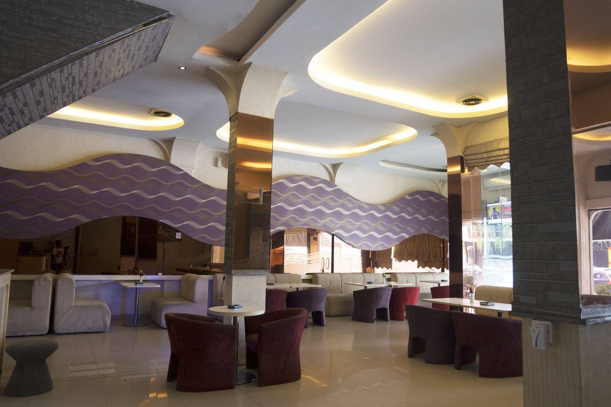 Candi Hotel