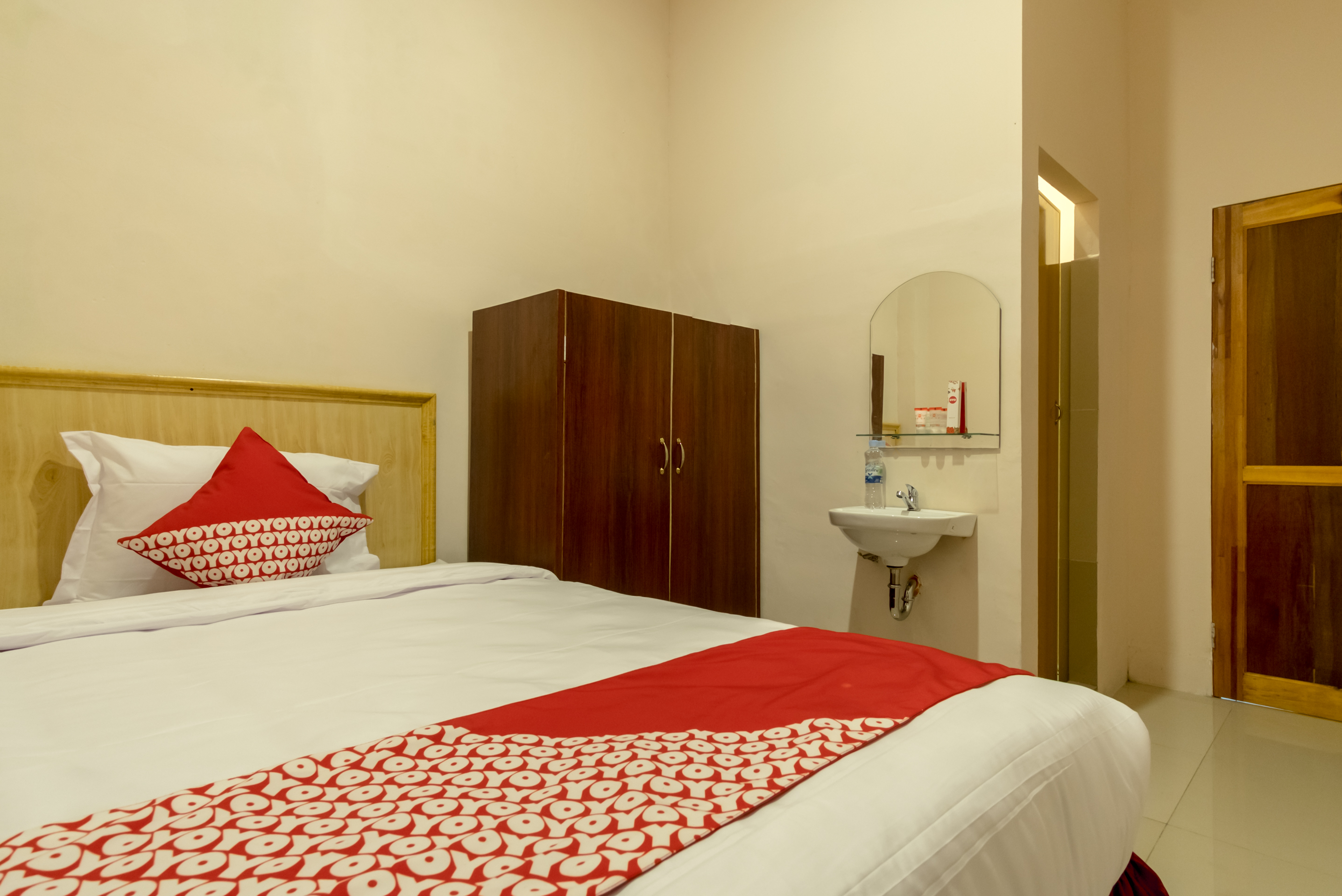 RedDoorz At Fella Homestay Medan