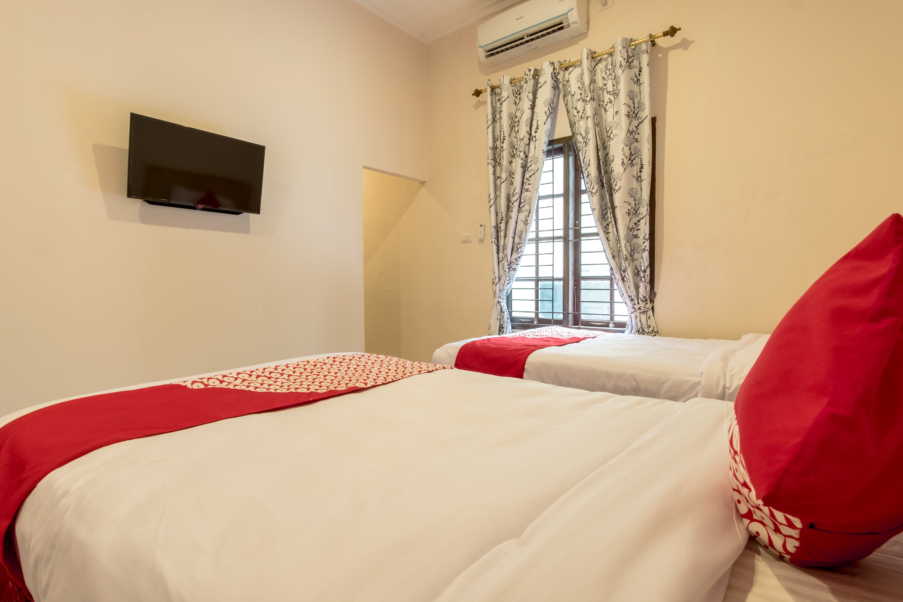 RedDoorz At Fella Homestay Medan