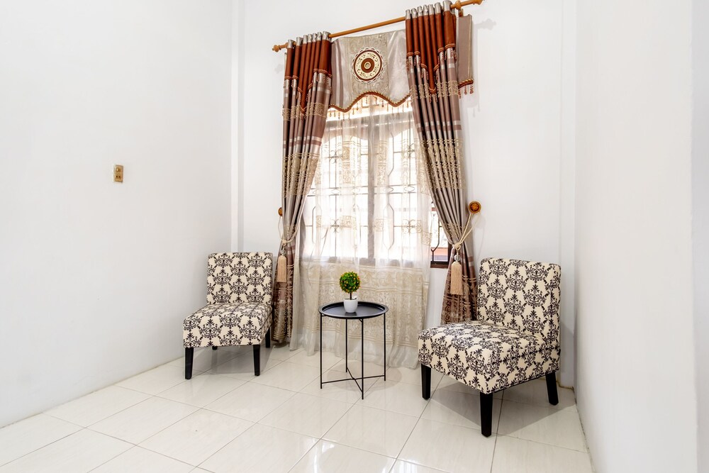 Medan Guest House by OYO Rooms