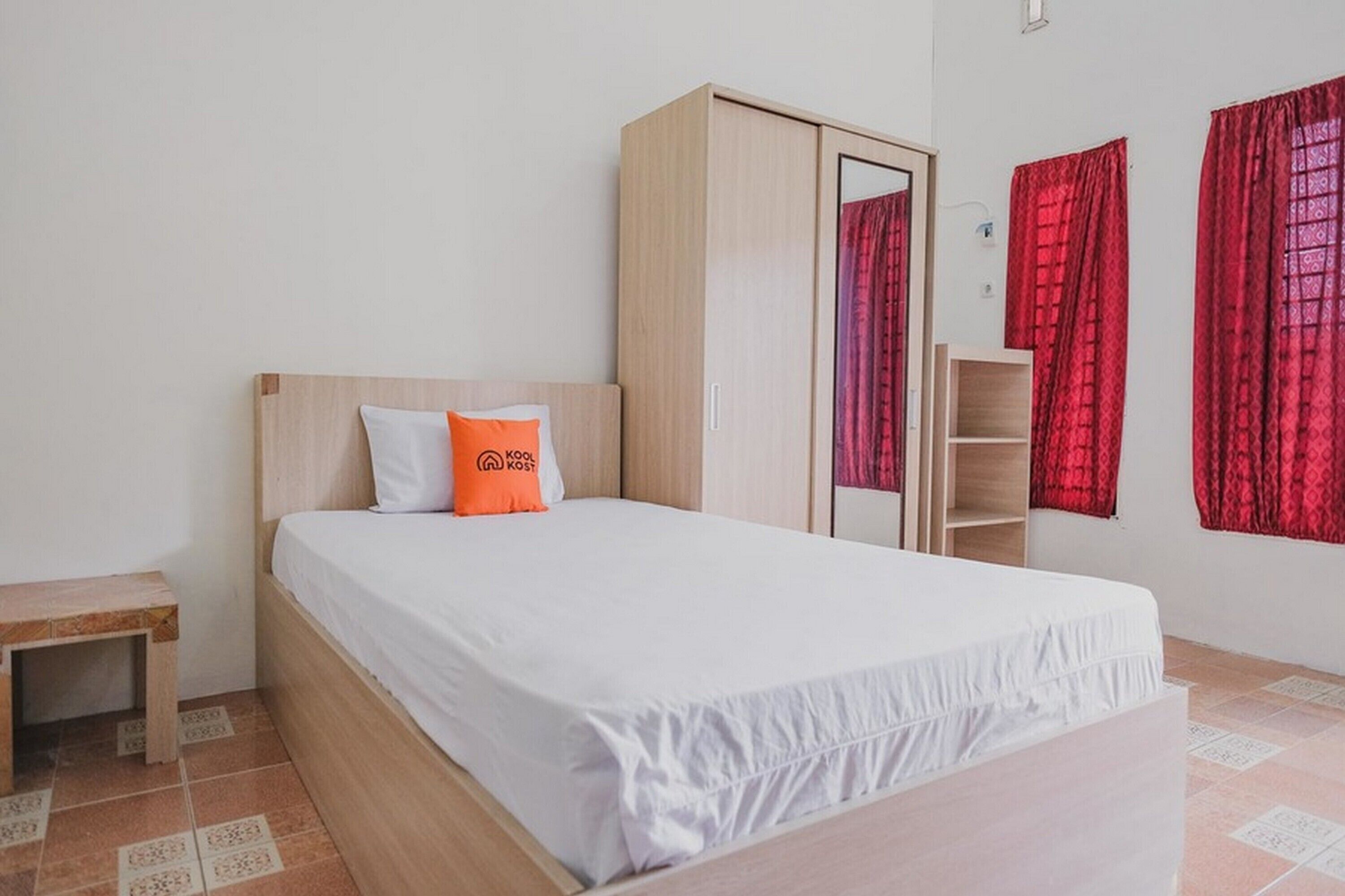 Modiste Kost by RedDoorz