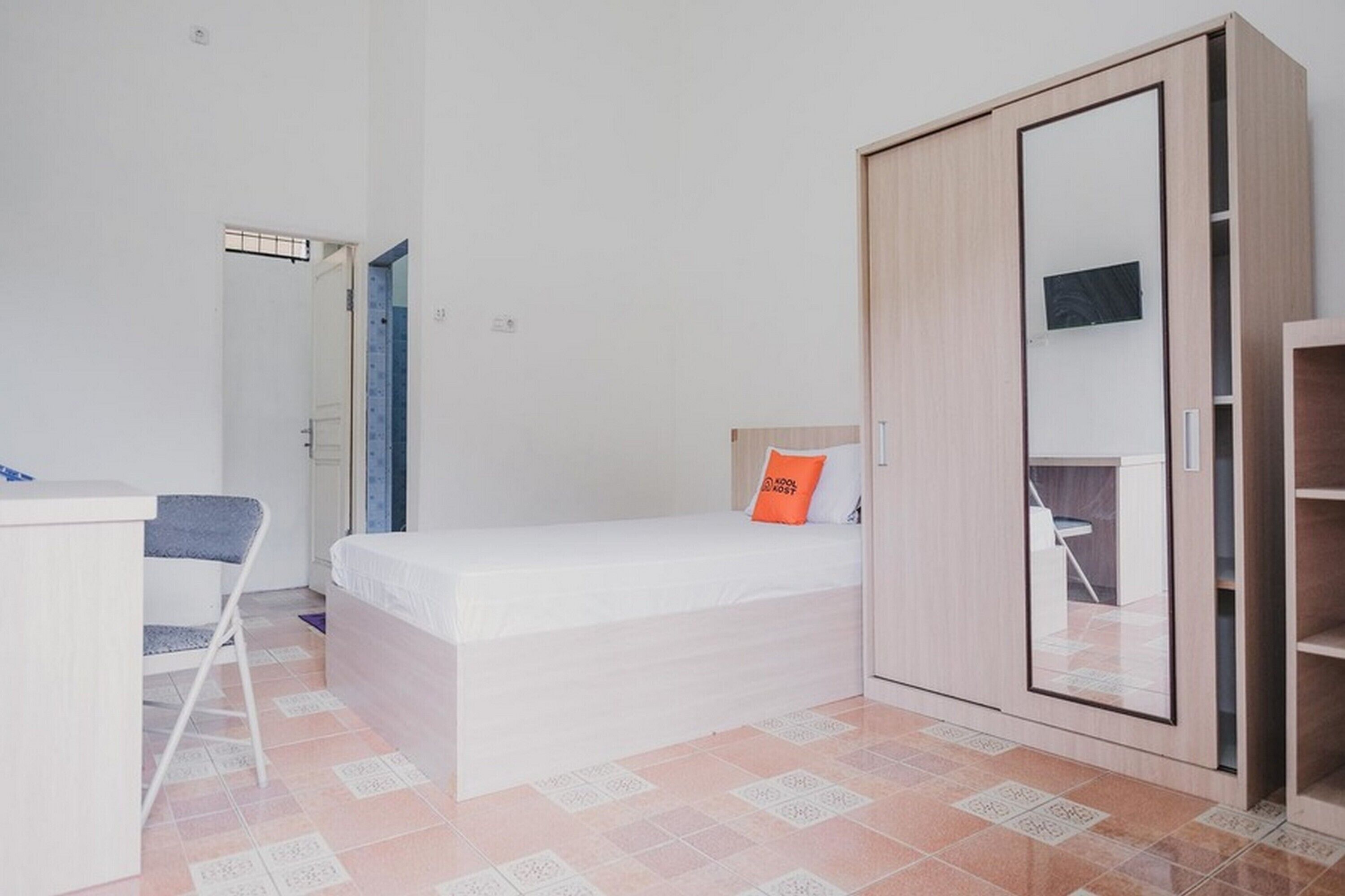 Modiste Kost by RedDoorz