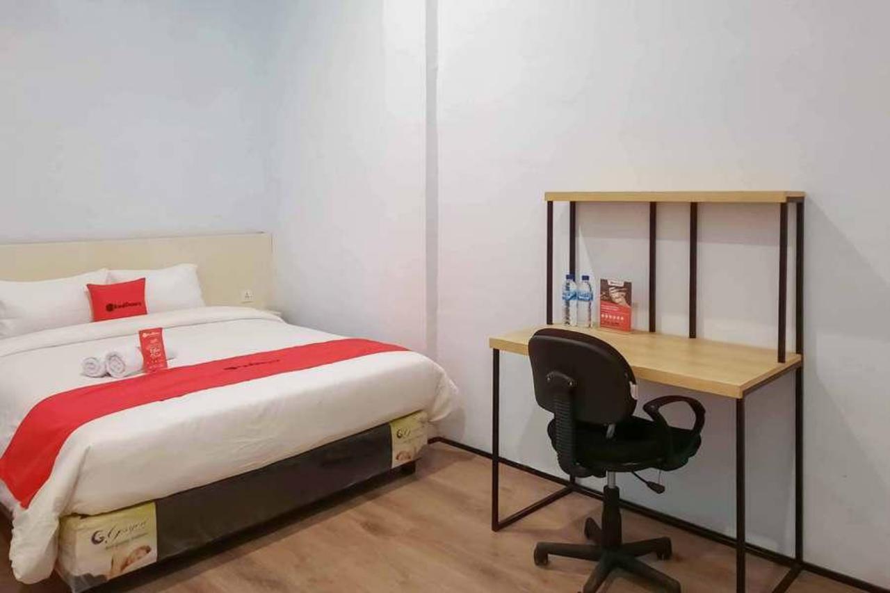 RedDoorz @ CBD Polonia Medan