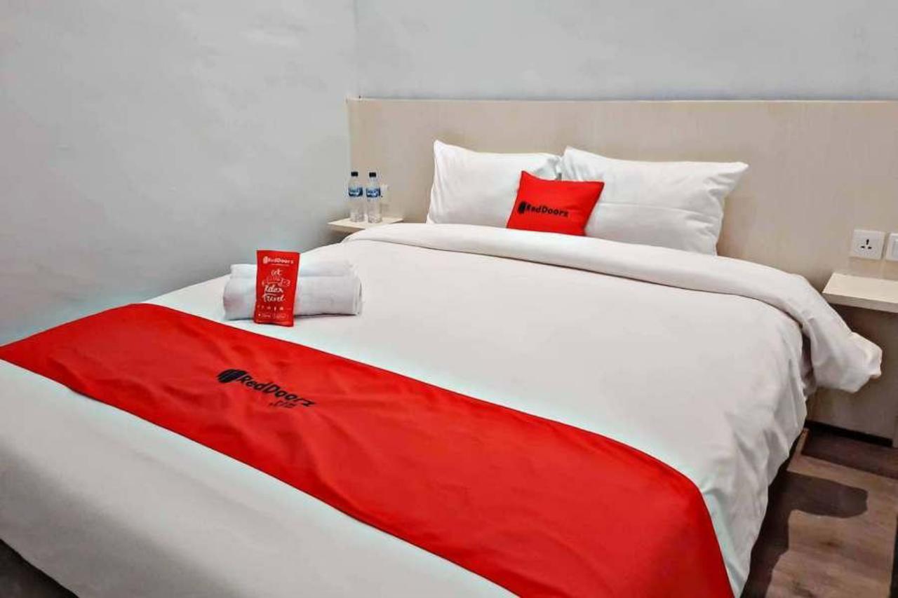 RedDoorz @ CBD Polonia Medan