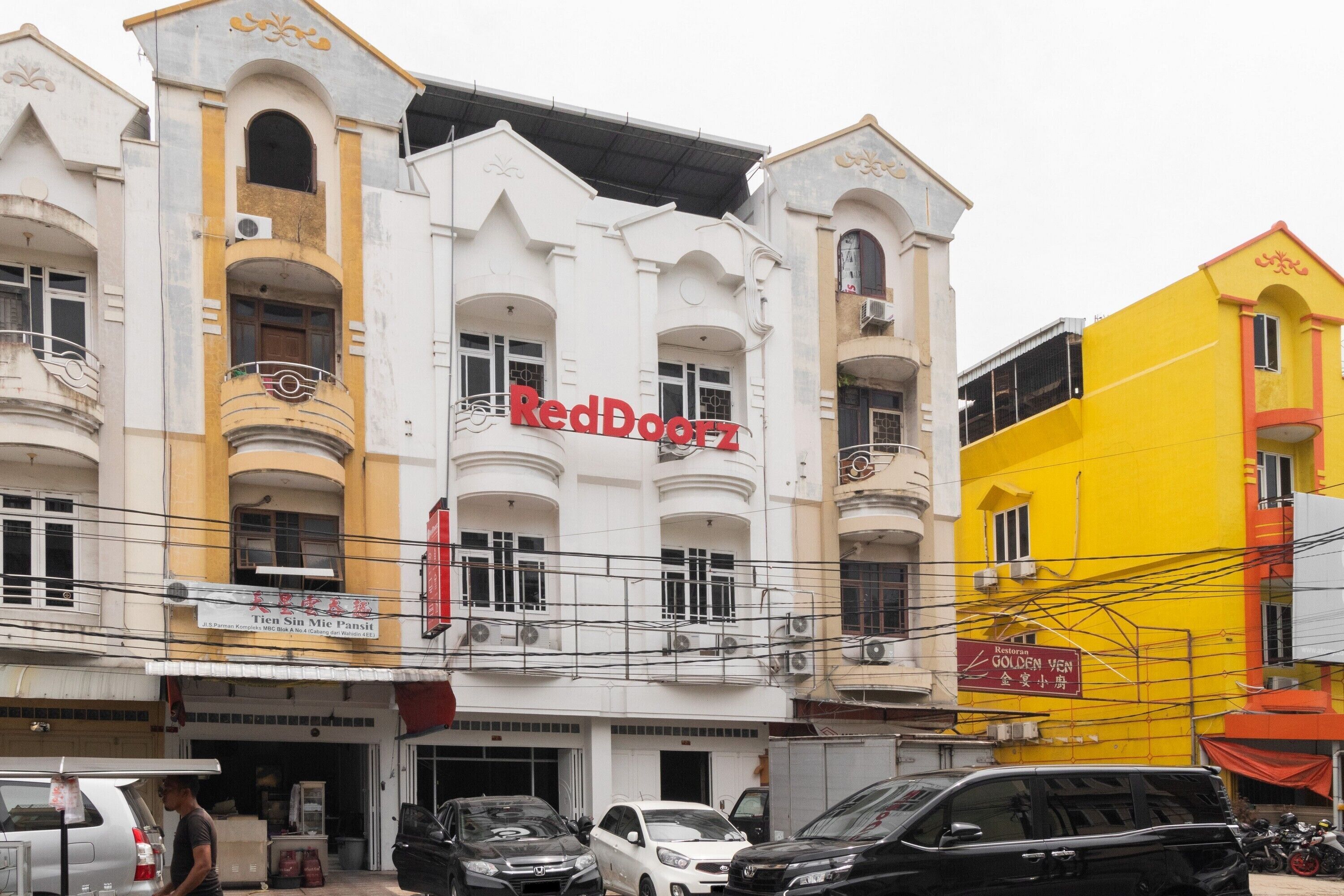 RedDoorz near Sun Plaza Medan 2
