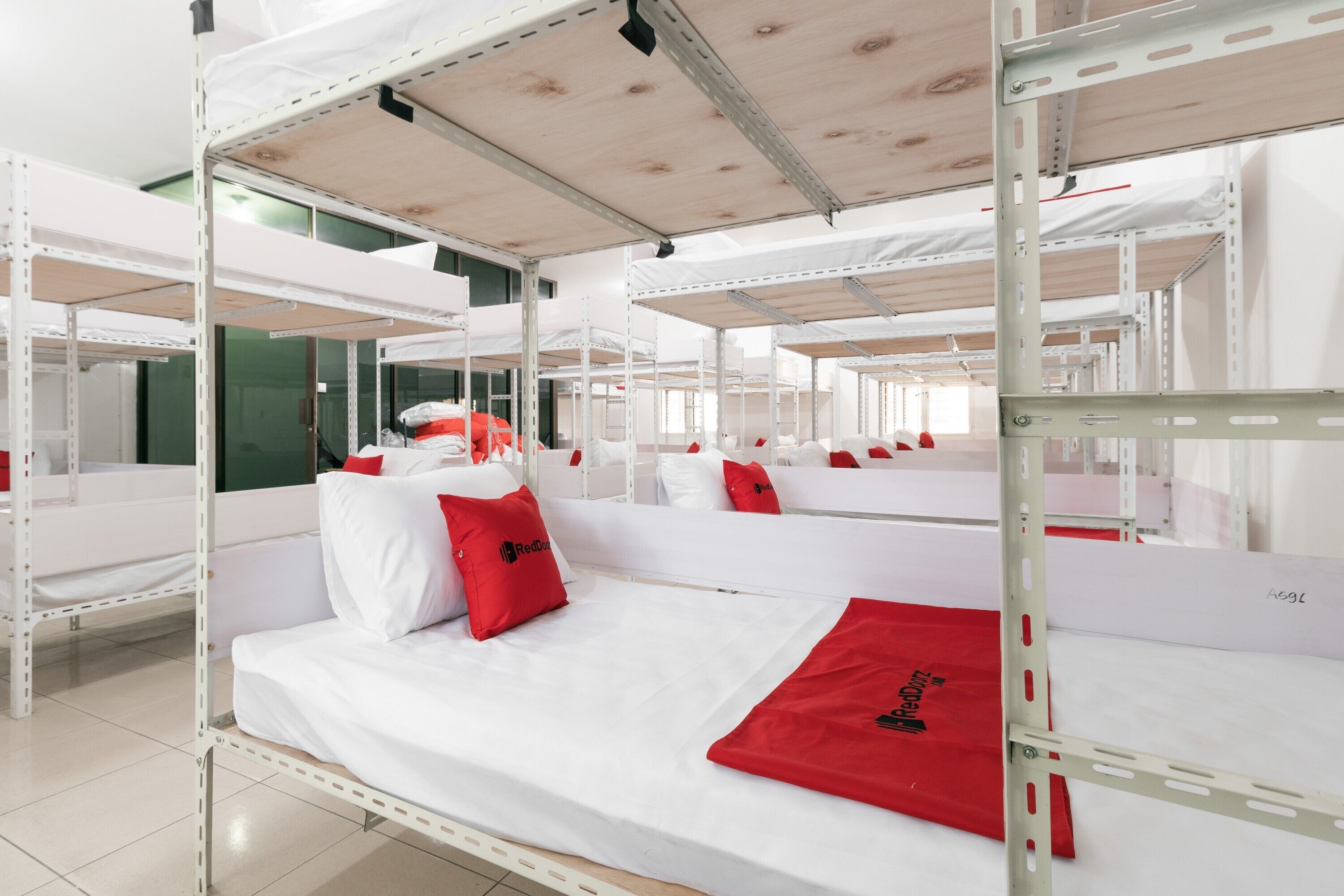 RedDoorz near Sun Plaza Medan 2