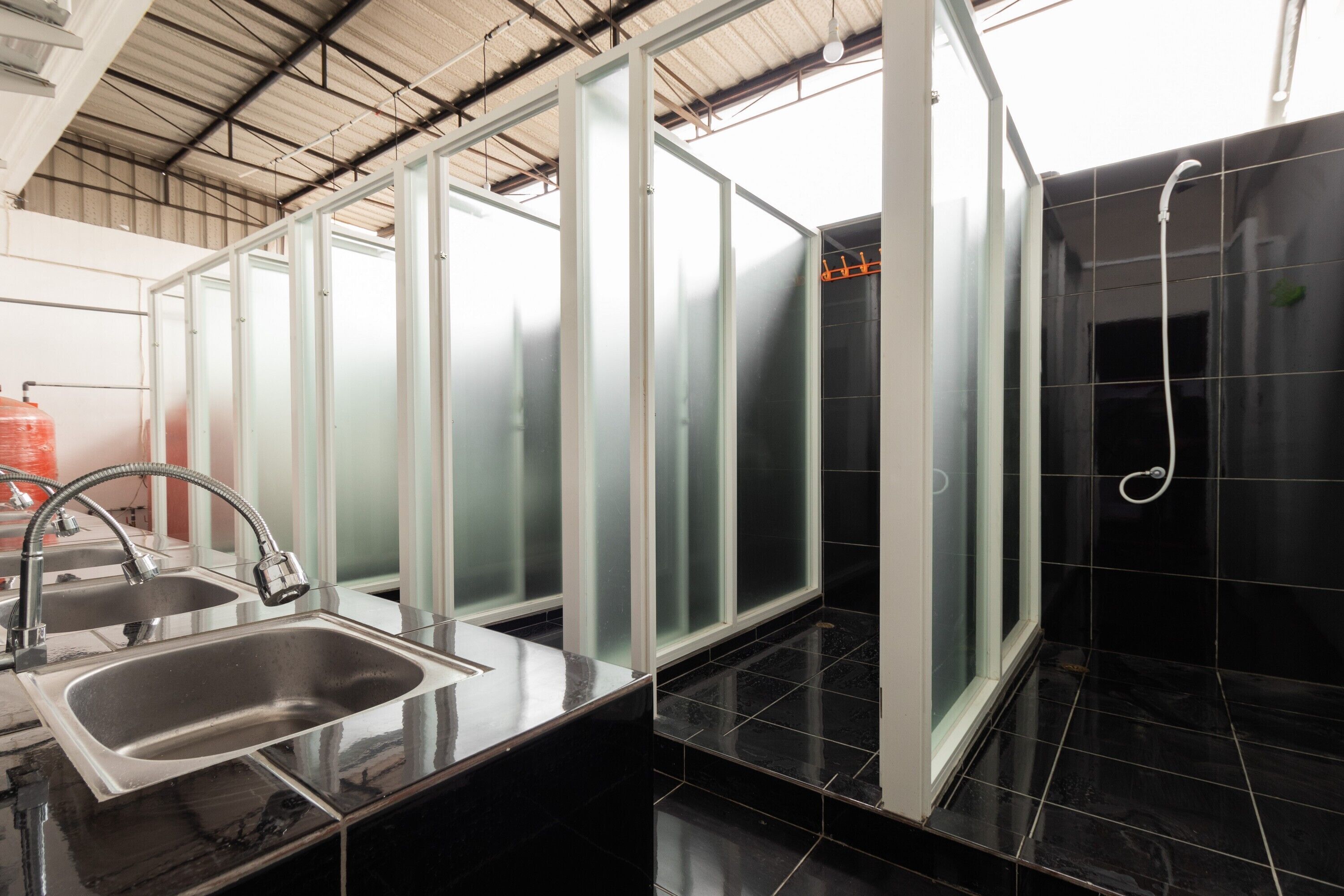 RedDoorz near Sun Plaza Medan 2