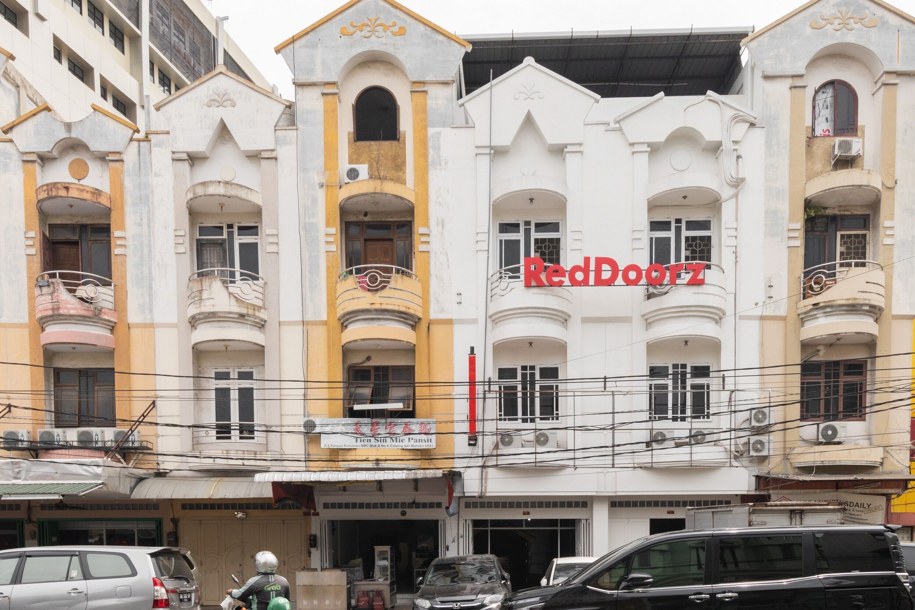 RedDoorz near Sun Plaza Medan 2