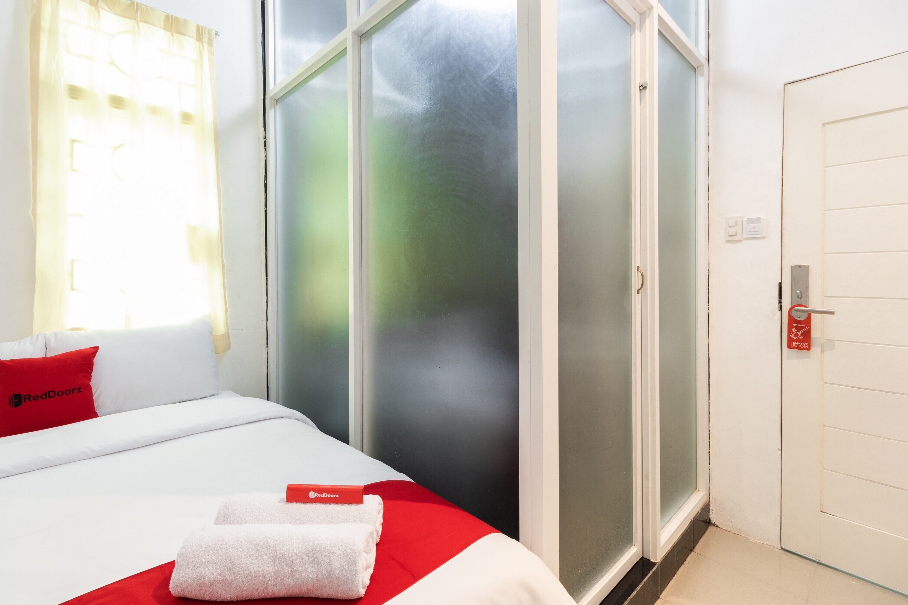 RedDoorz near Sun Plaza Medan 2
