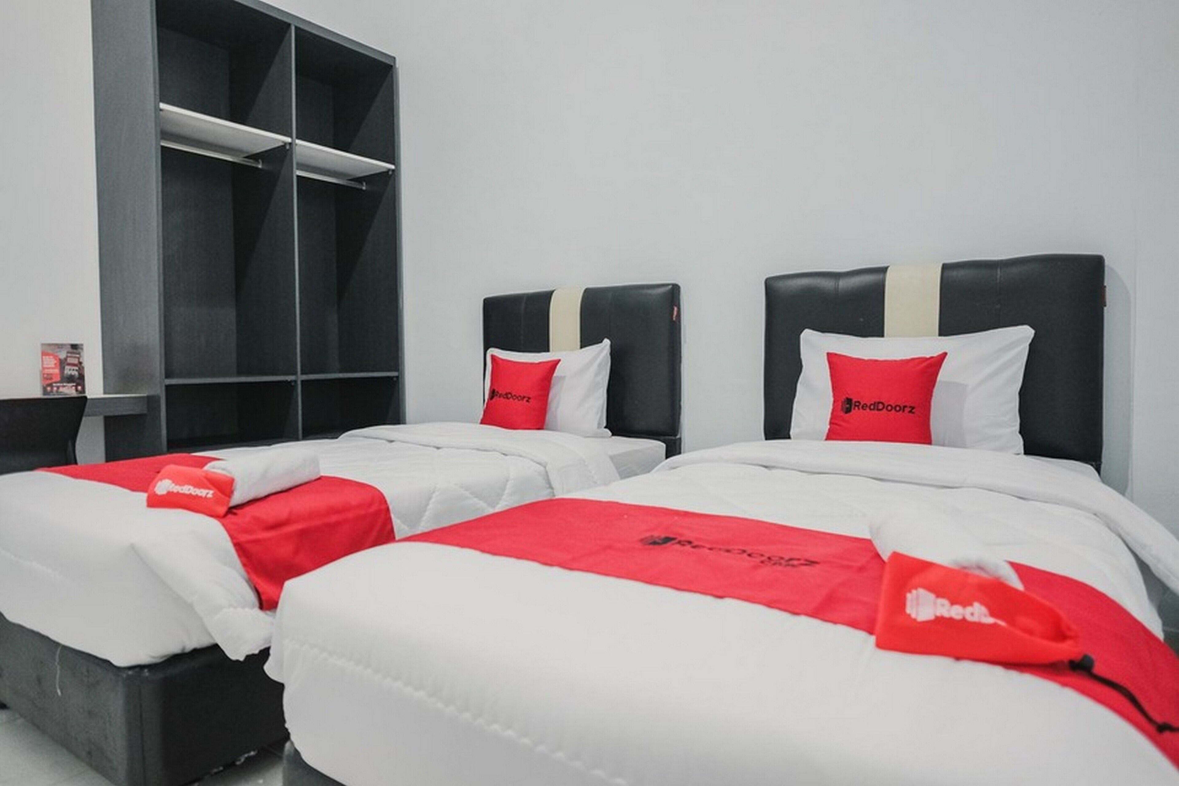 RedDoorz Plus near Universitas Darma Agung Medan