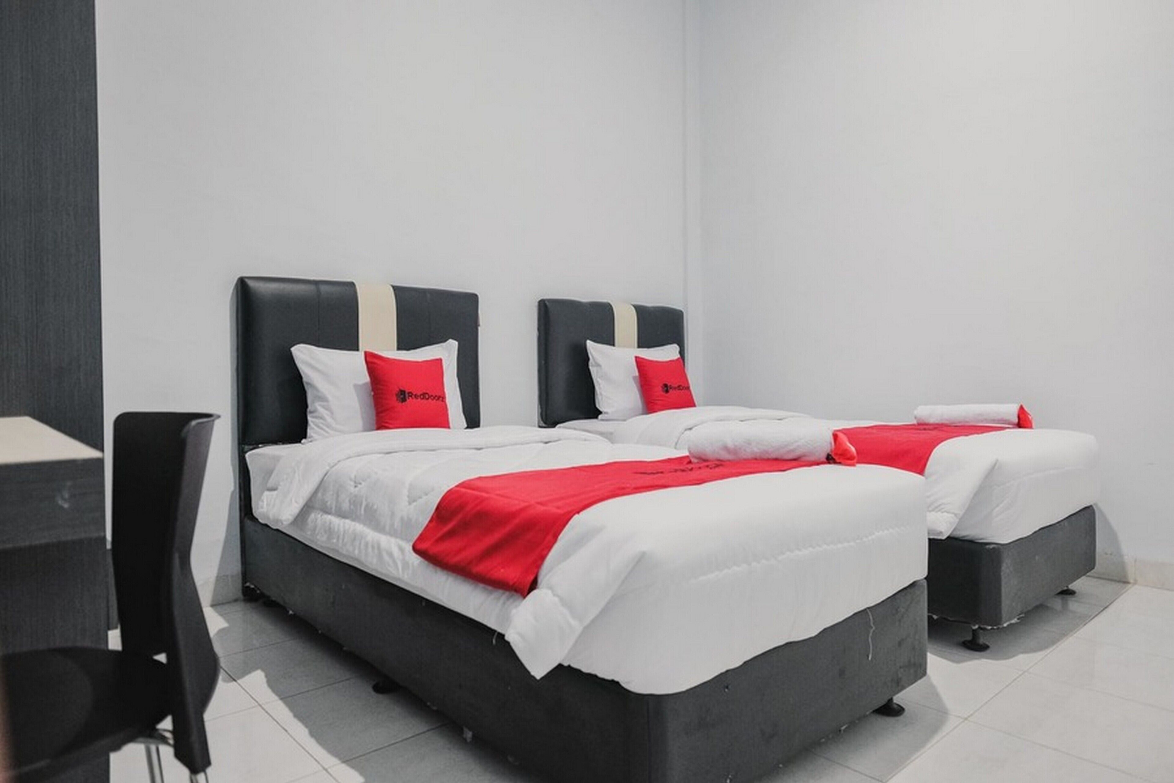 RedDoorz Plus near Universitas Darma Agung Medan