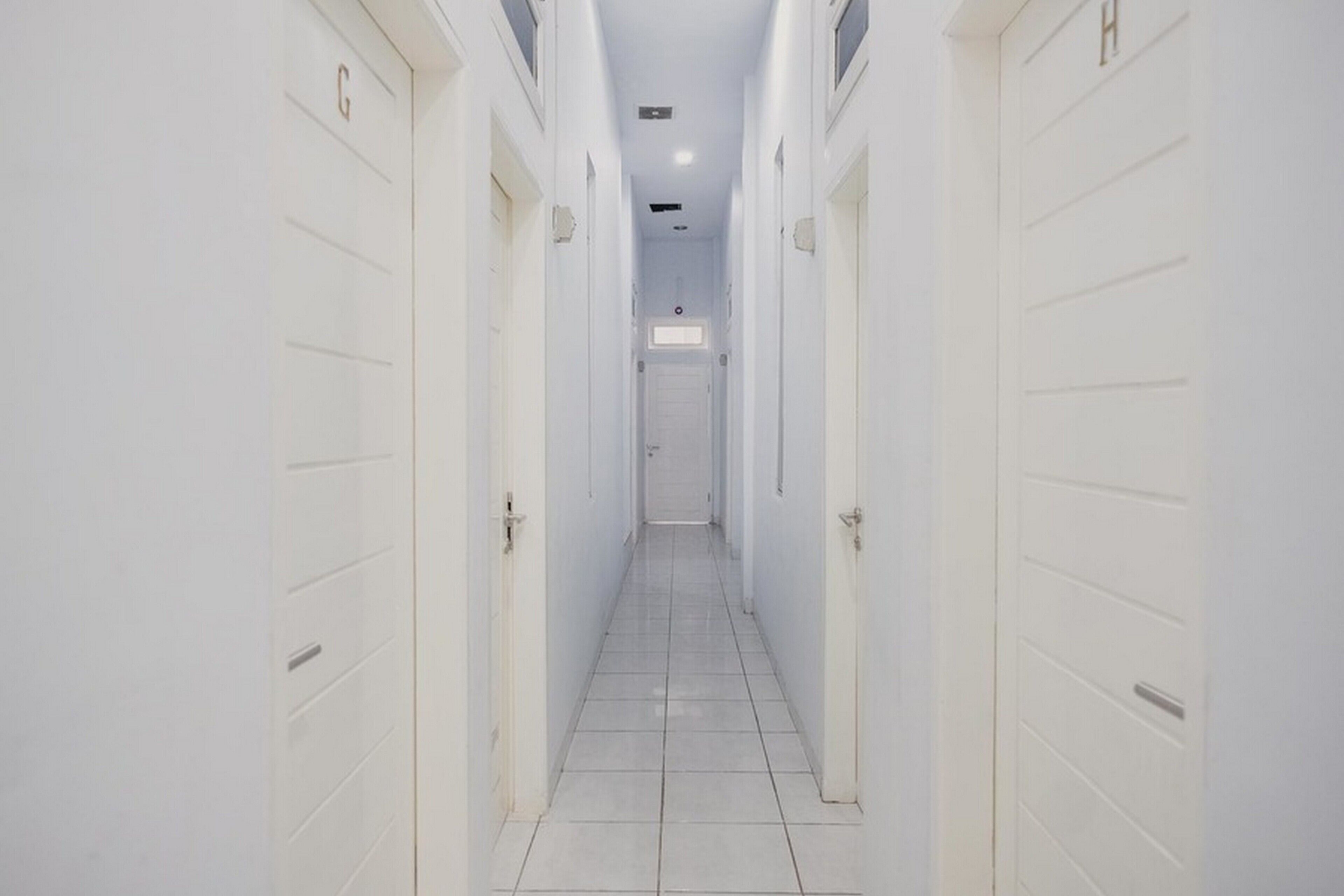 RedDoorz Plus near Universitas Darma Agung Medan