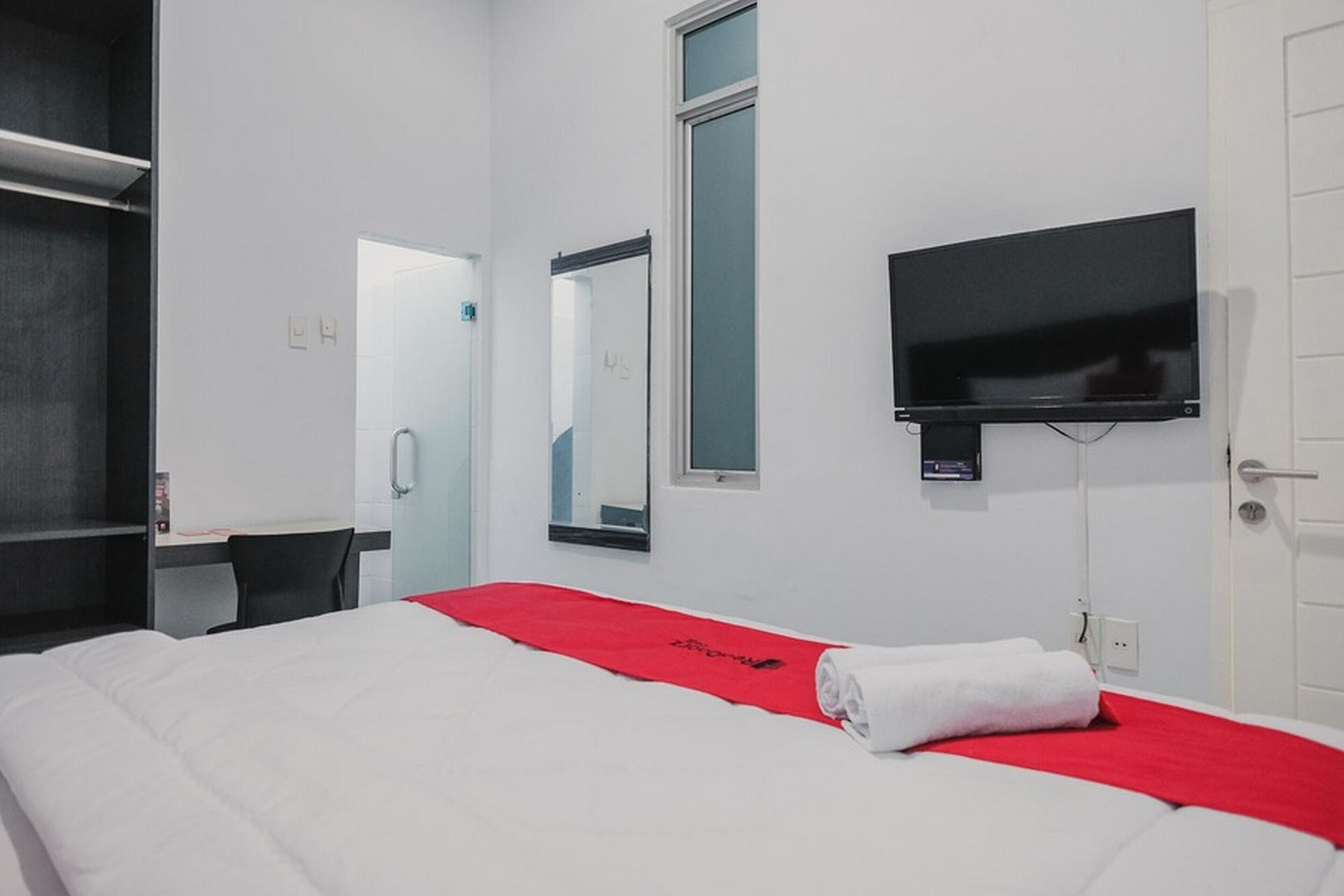 RedDoorz Plus near Universitas Darma Agung Medan