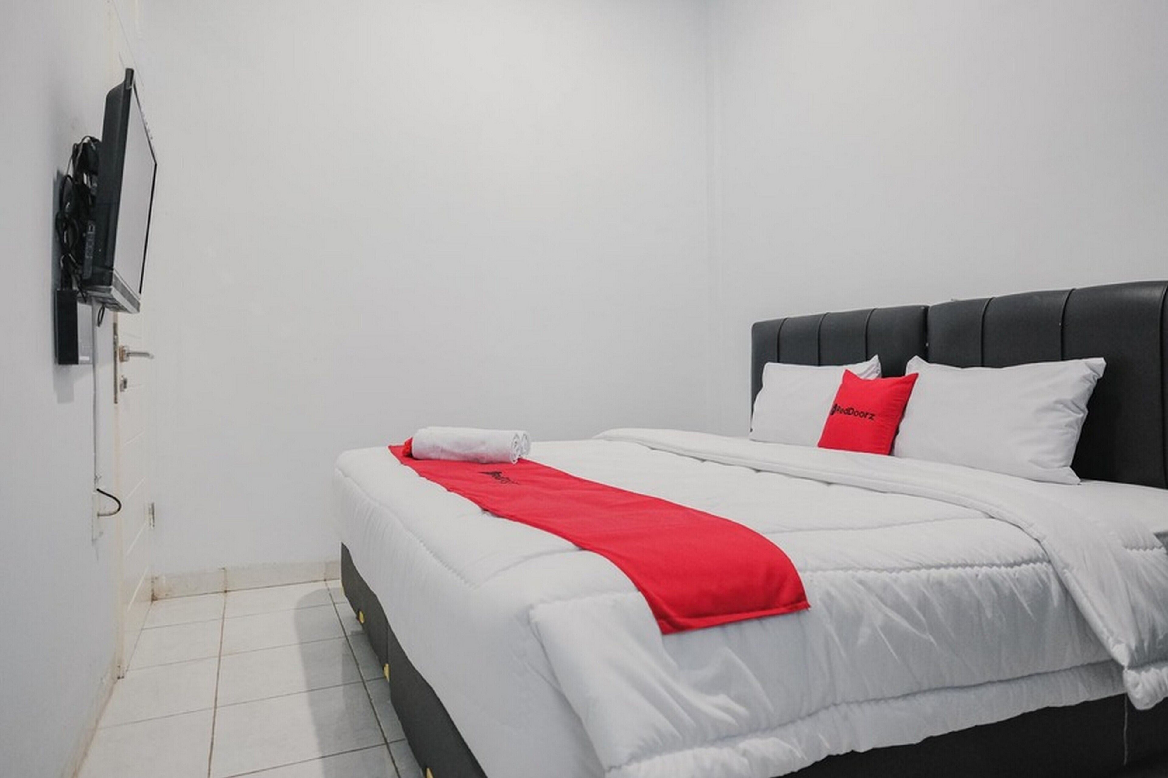 RedDoorz Plus near Universitas Darma Agung Medan