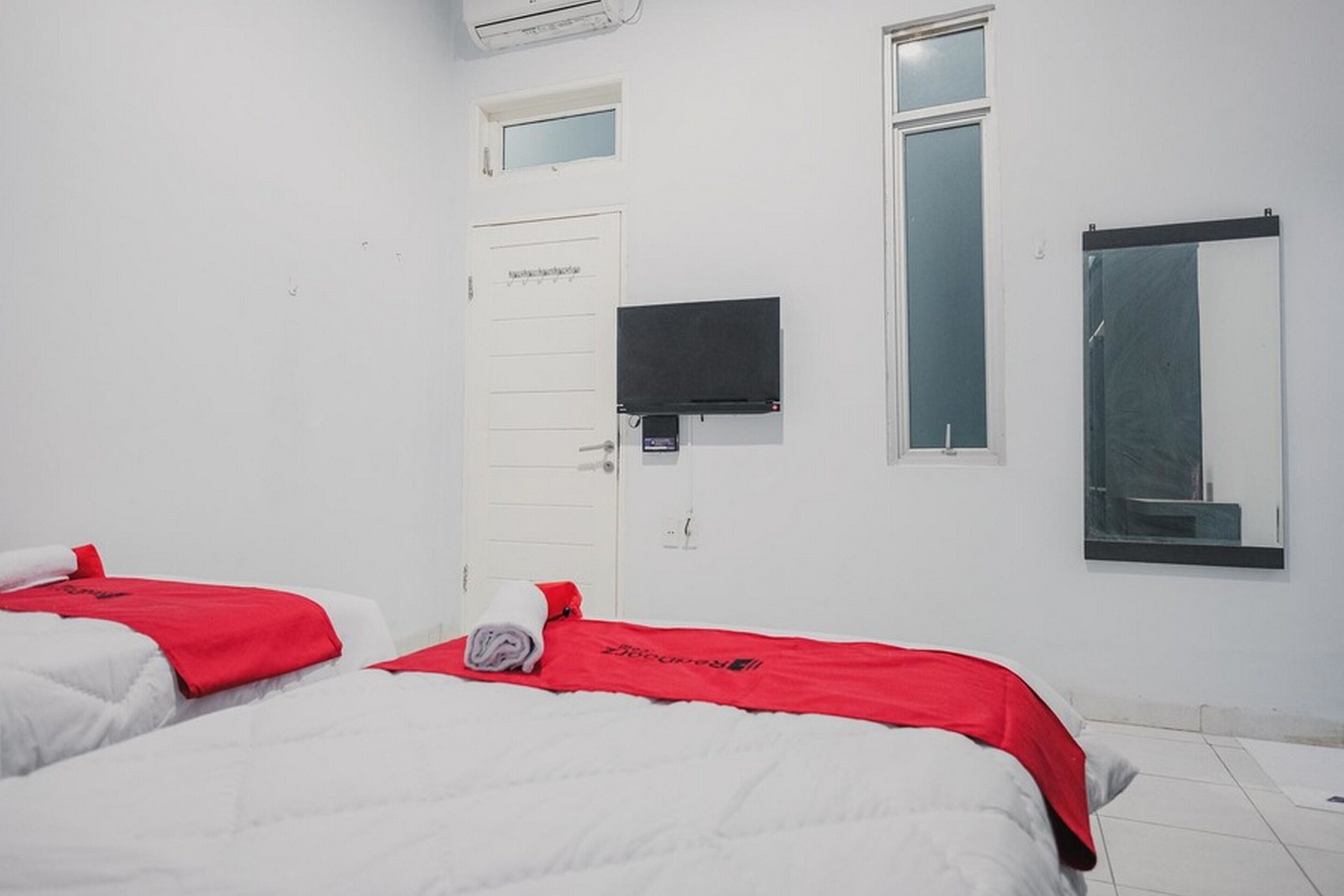 RedDoorz Plus near Universitas Darma Agung Medan