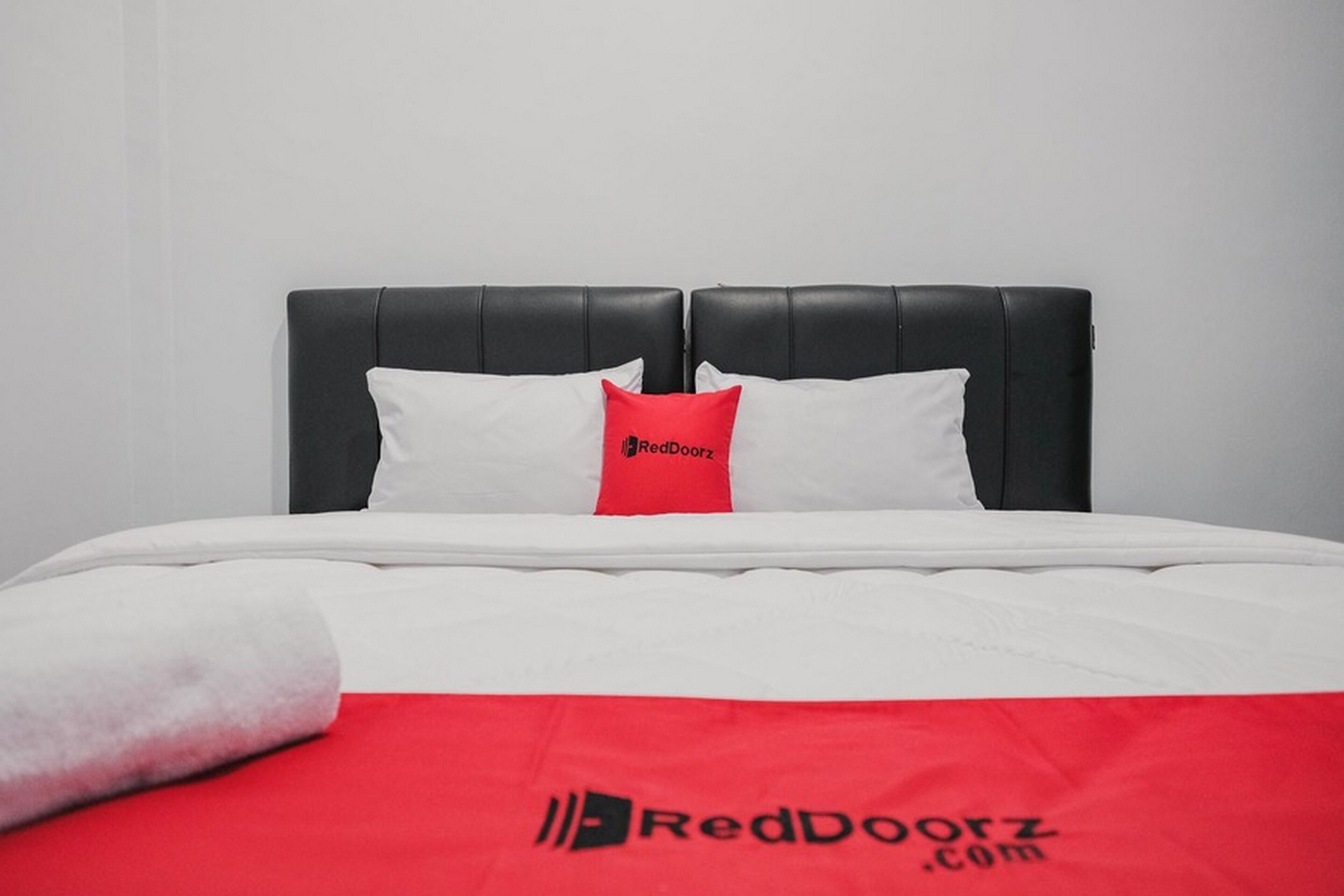 RedDoorz Plus near Universitas Darma Agung Medan
