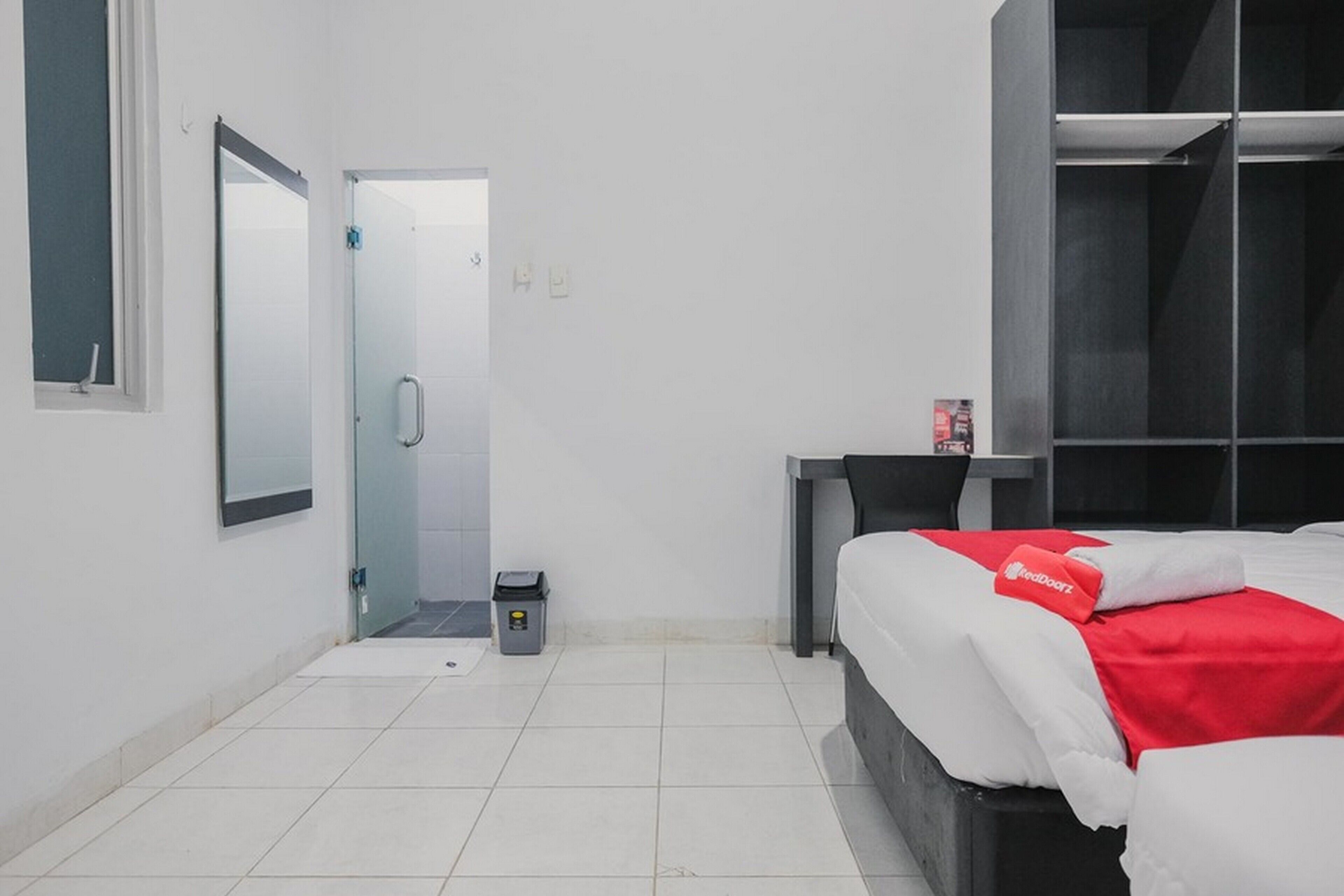 RedDoorz Plus near Universitas Darma Agung Medan