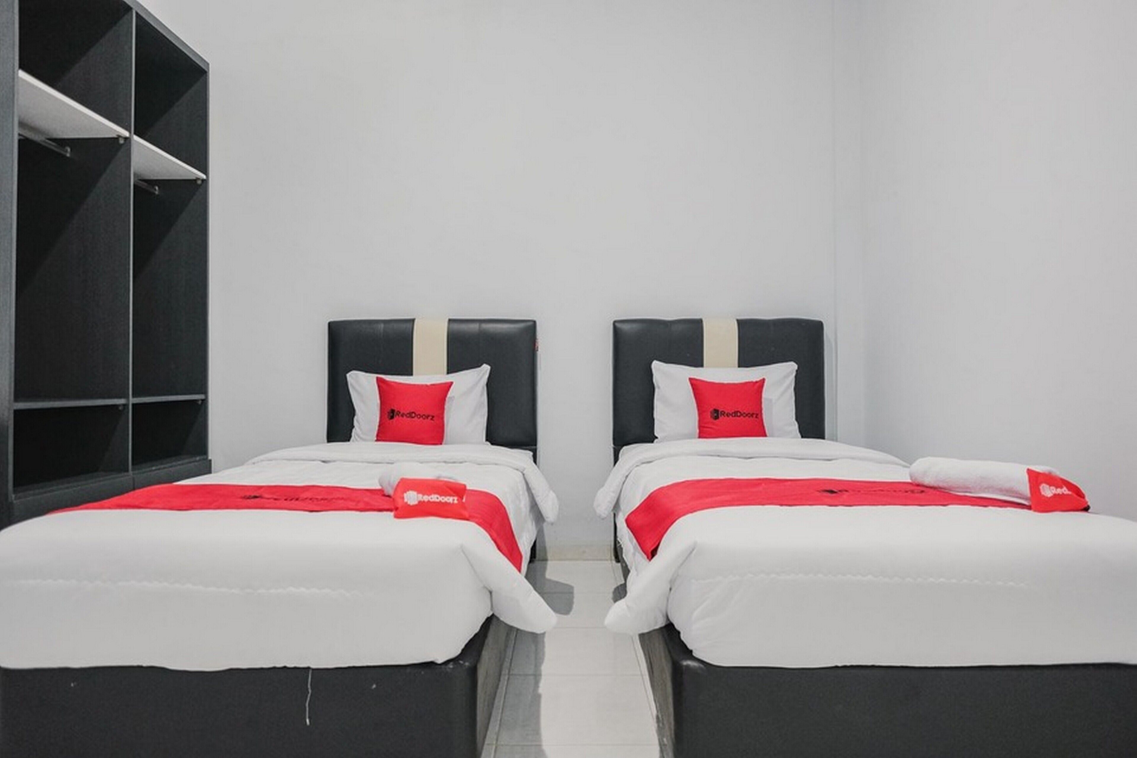 RedDoorz Plus near Universitas Darma Agung Medan