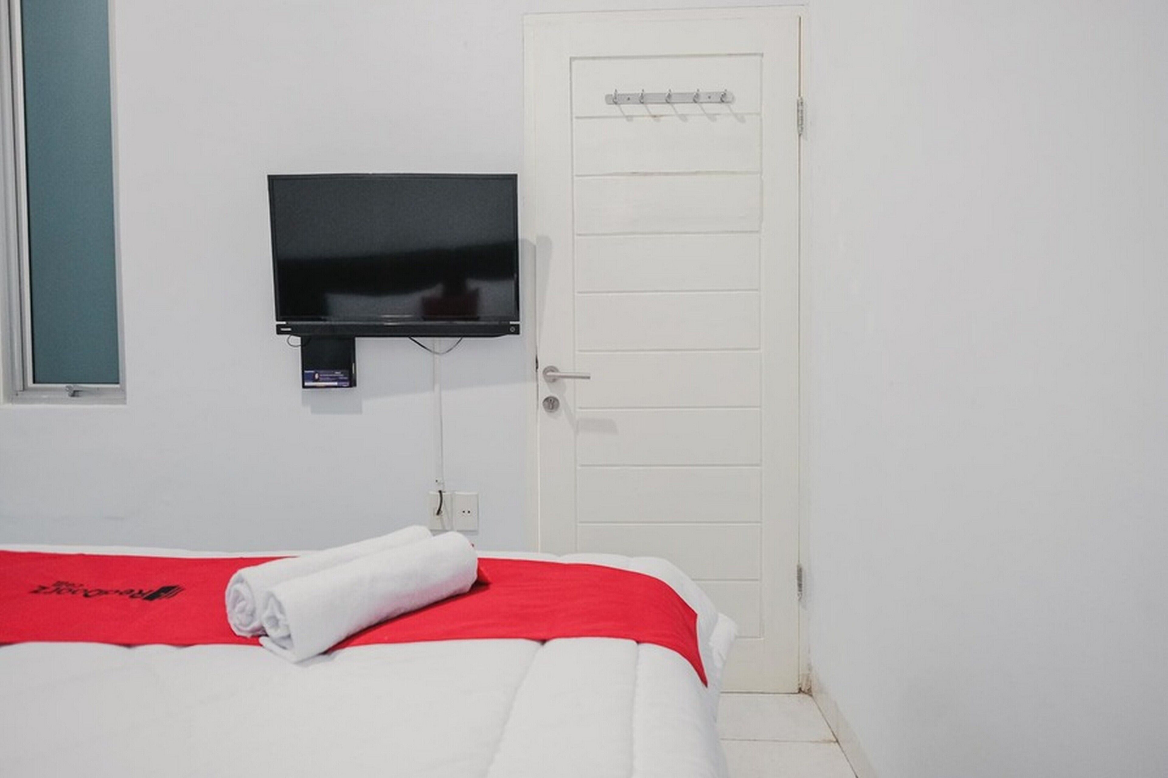 RedDoorz Plus near Universitas Darma Agung Medan