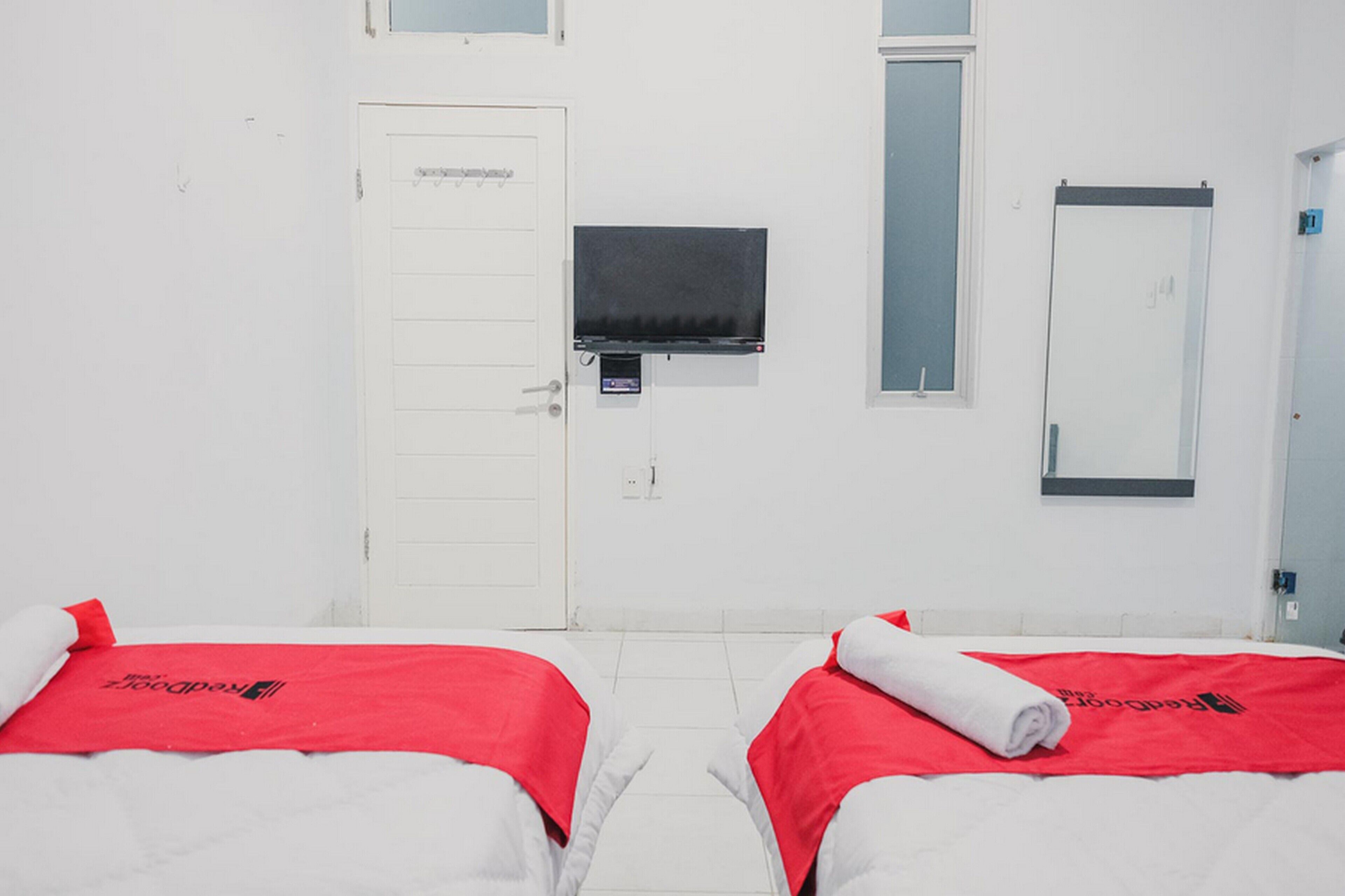 RedDoorz Plus near Universitas Darma Agung Medan