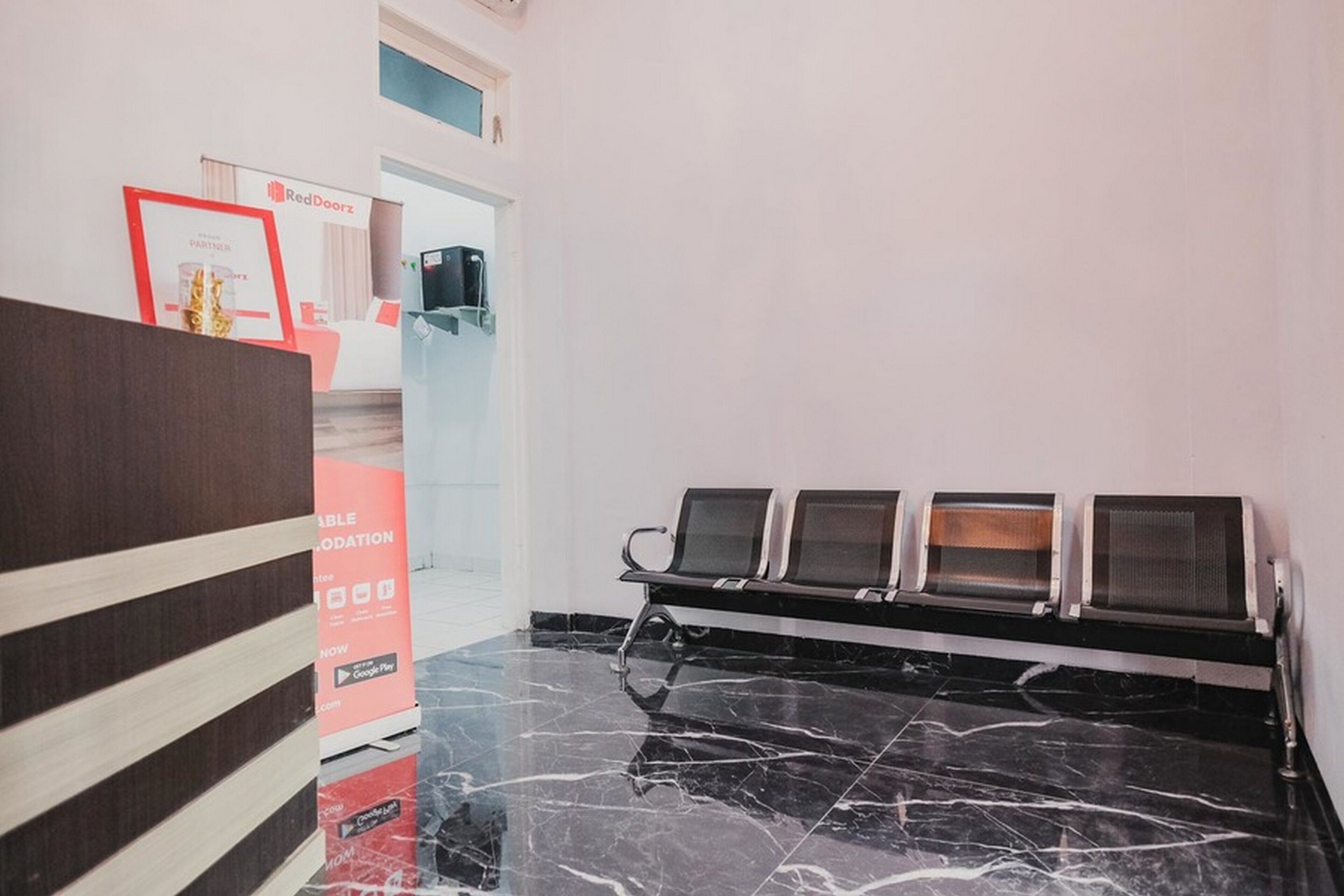 RedDoorz Plus near Universitas Darma Agung Medan