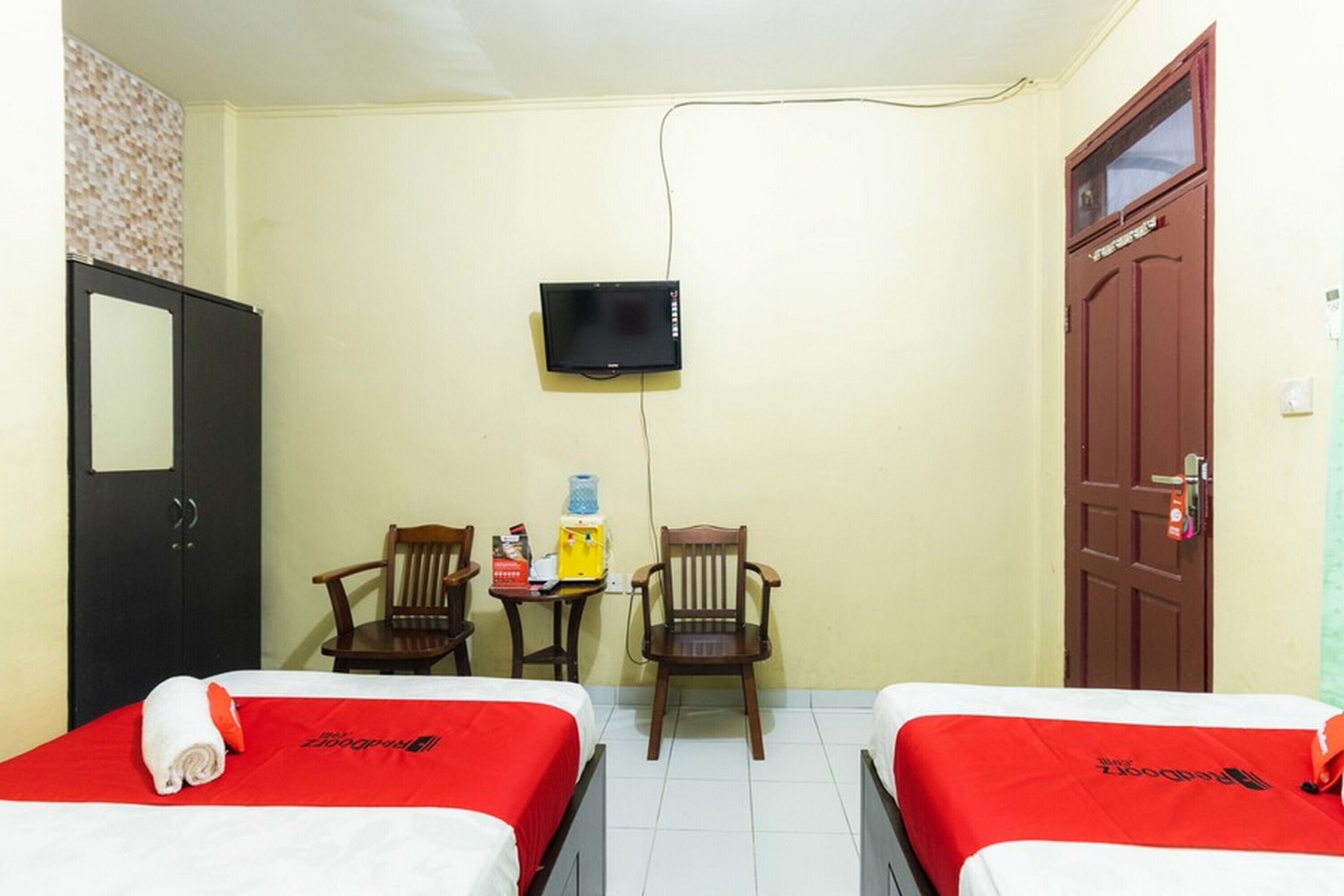 RedDoorz Syariah Near Plaza Medan Fair 2