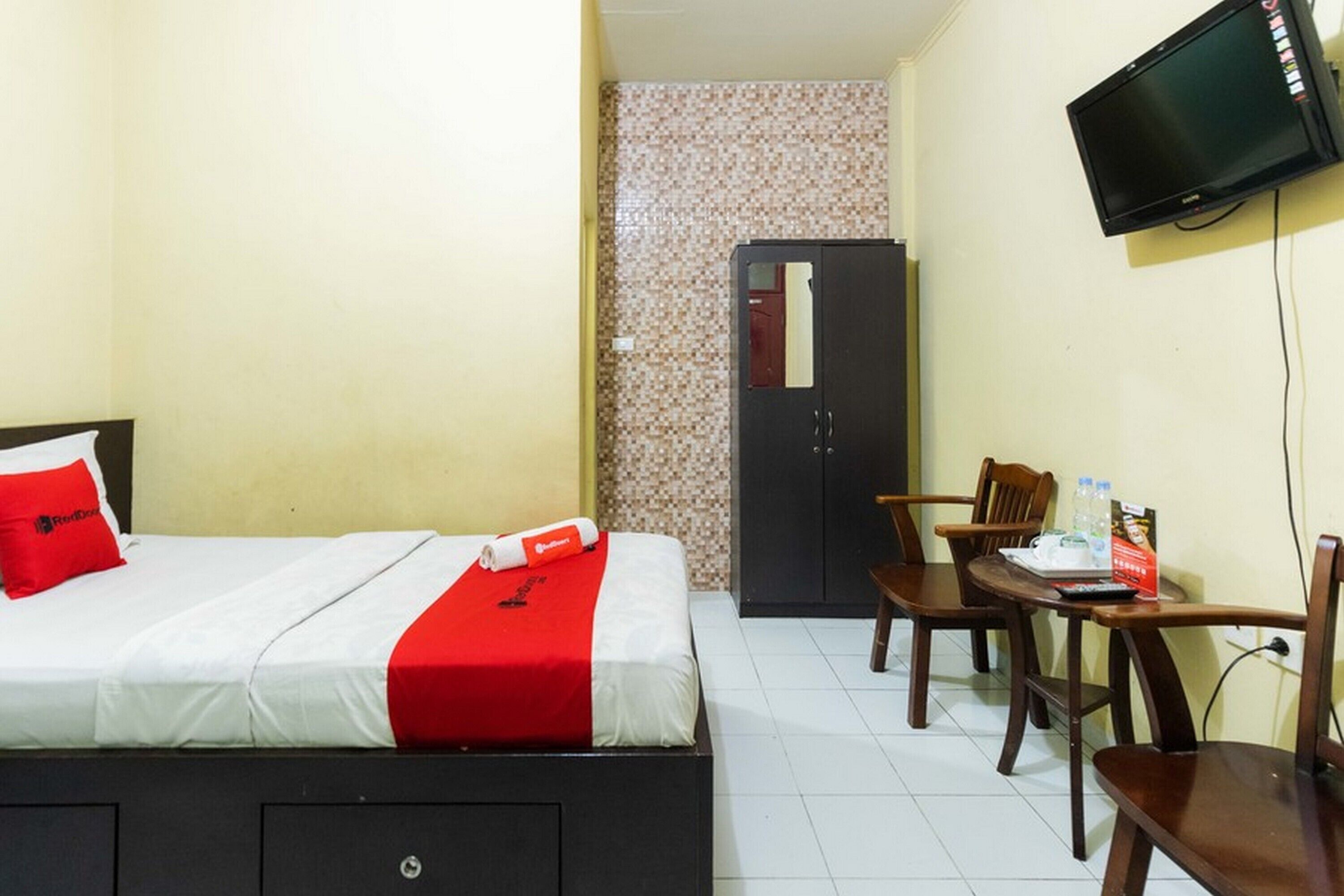 RedDoorz Syariah Near Plaza Medan Fair 2