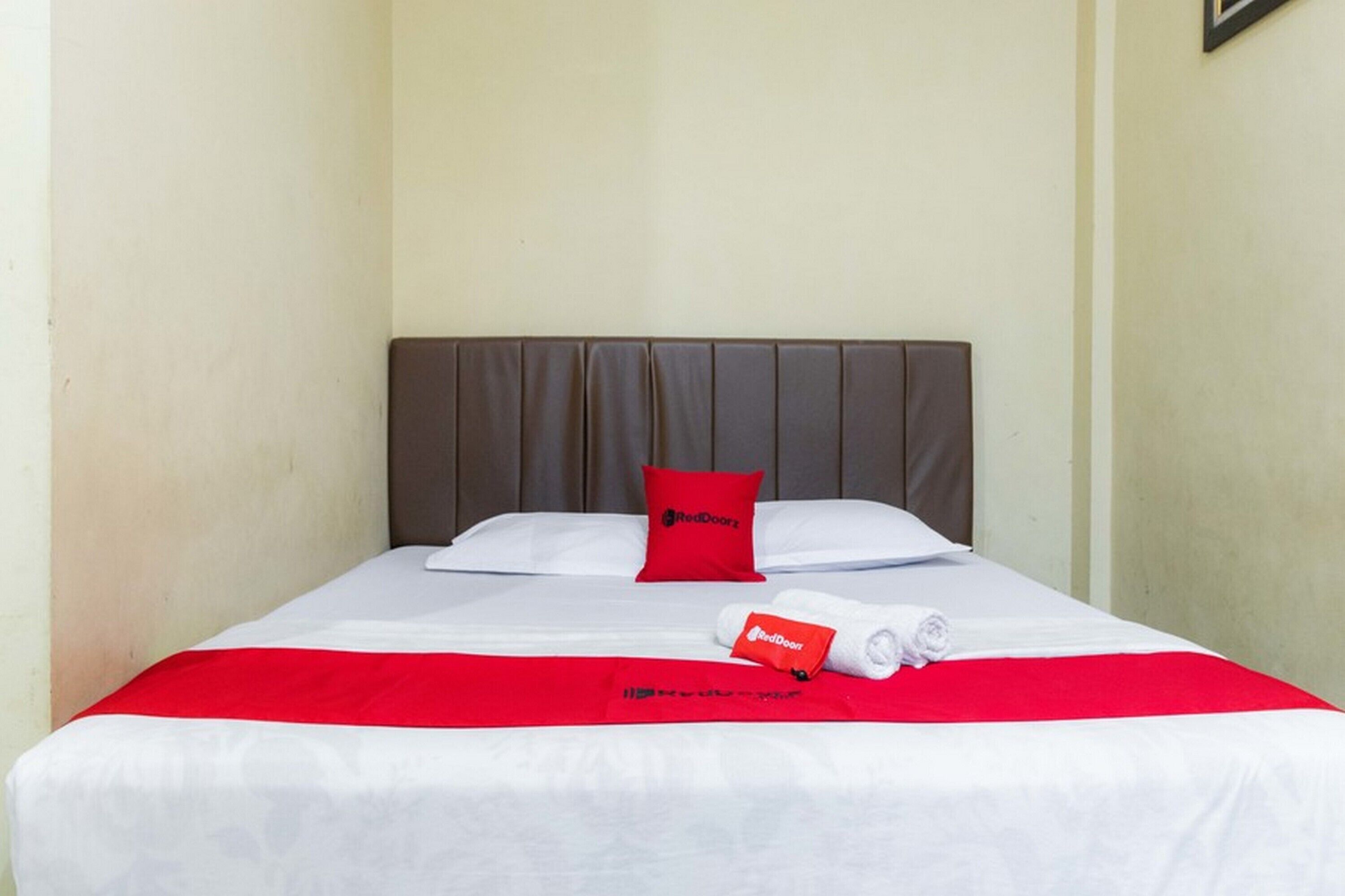 RedDoorz Syariah Near Plaza Medan Fair 2