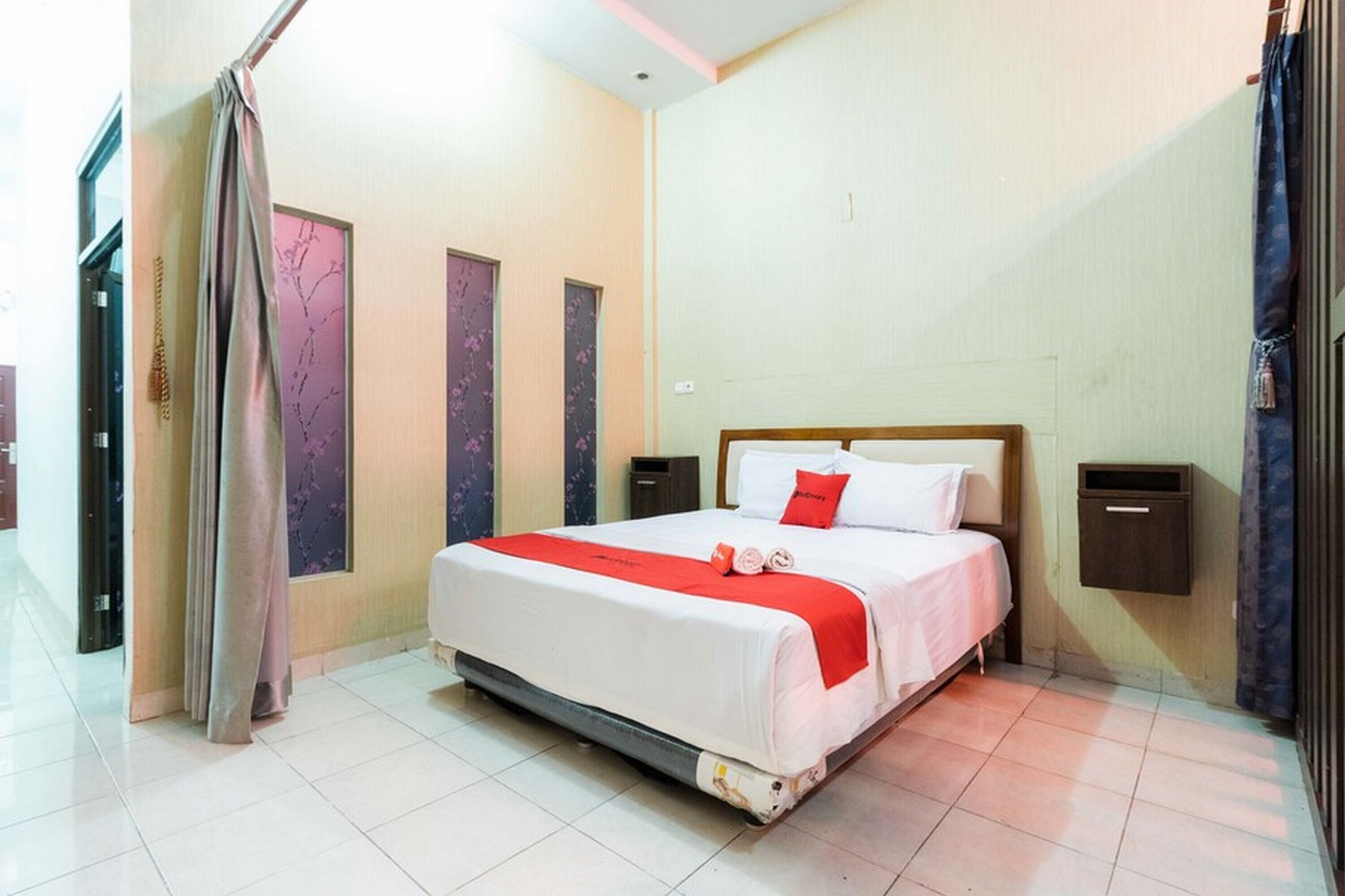 RedDoorz Syariah Near Plaza Medan Fair 2