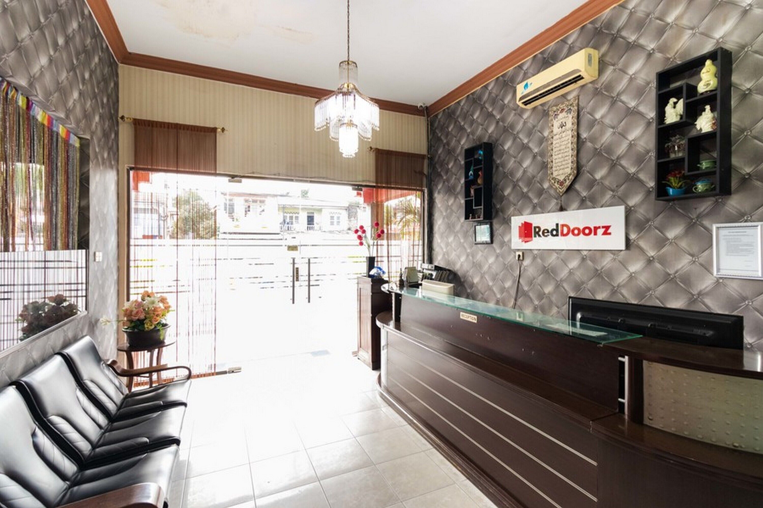 RedDoorz Syariah Near Plaza Medan Fair 2