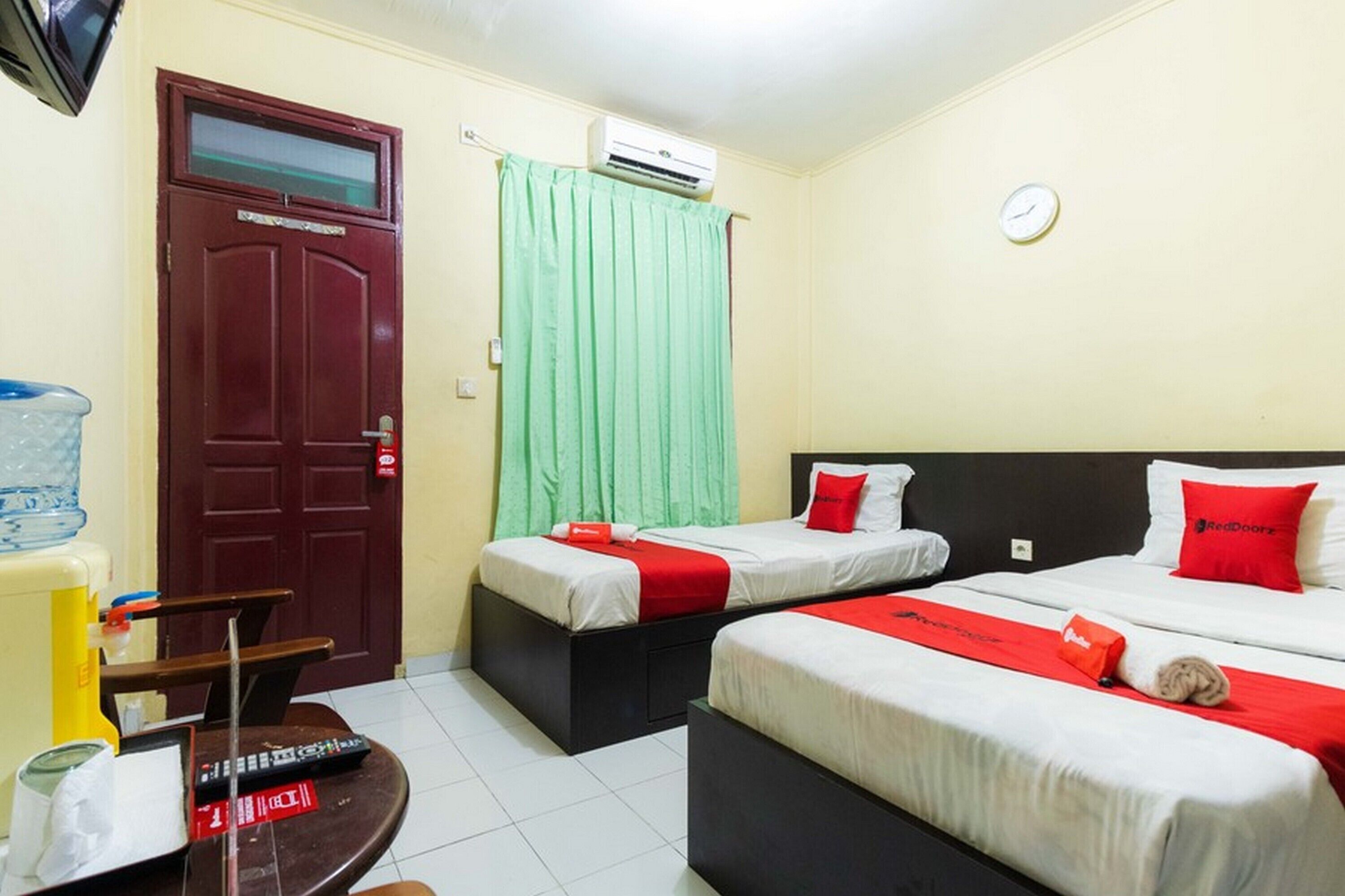 RedDoorz Syariah Near Plaza Medan Fair 2