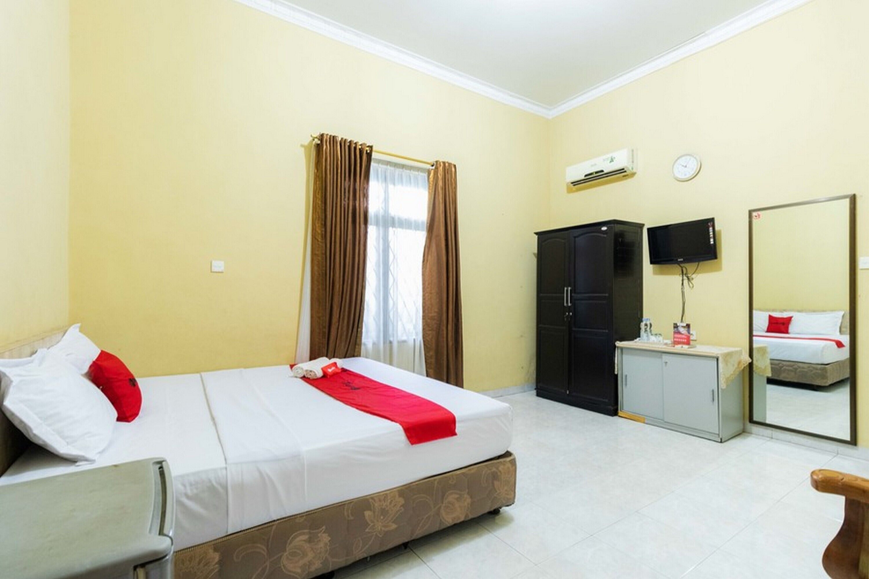 RedDoorz Syariah Near Plaza Medan Fair 2