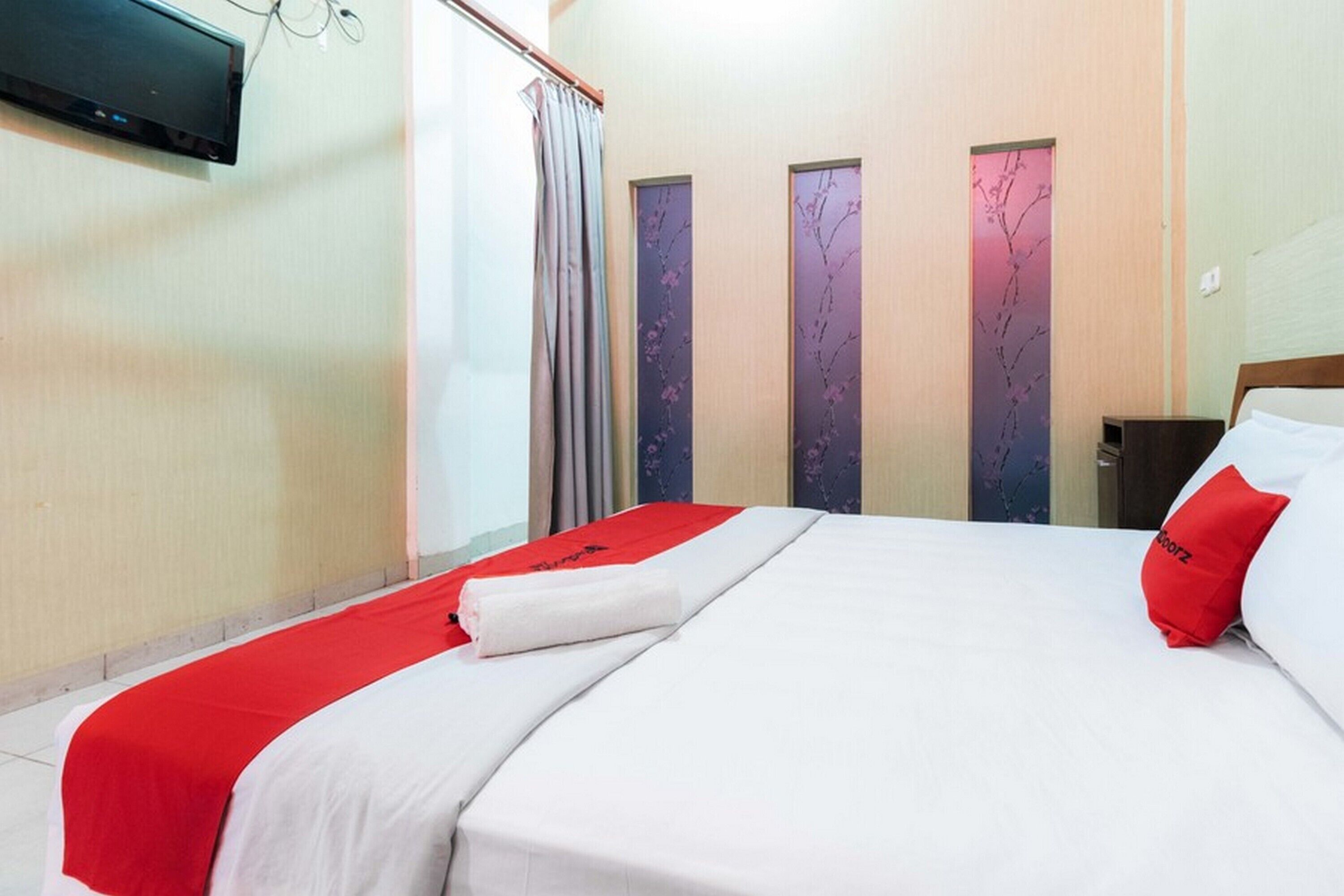 RedDoorz Syariah Near Plaza Medan Fair 2