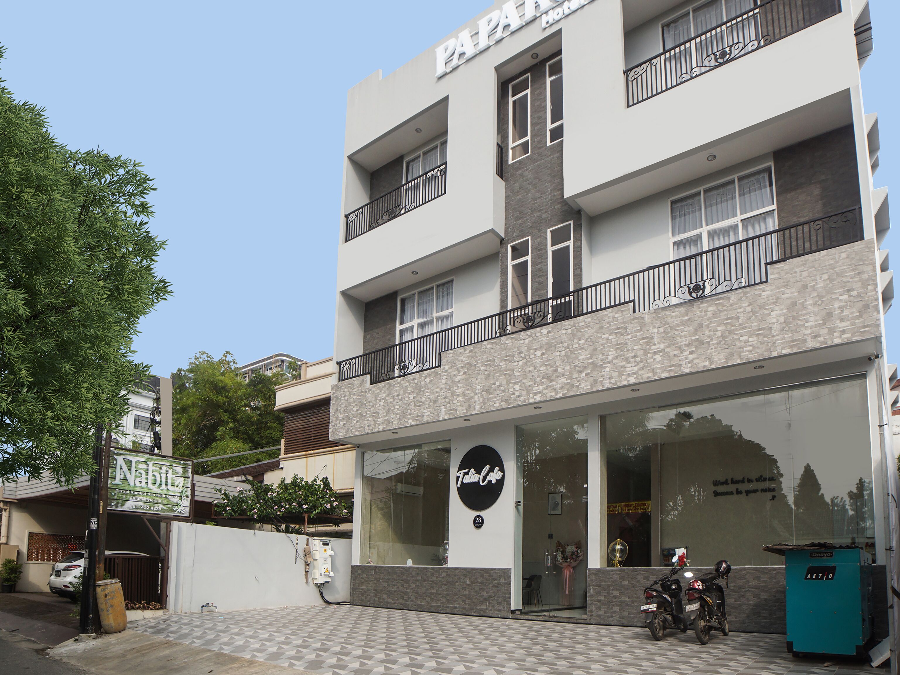 Super Oyo Capital O Papakoel Hotel & Cafe