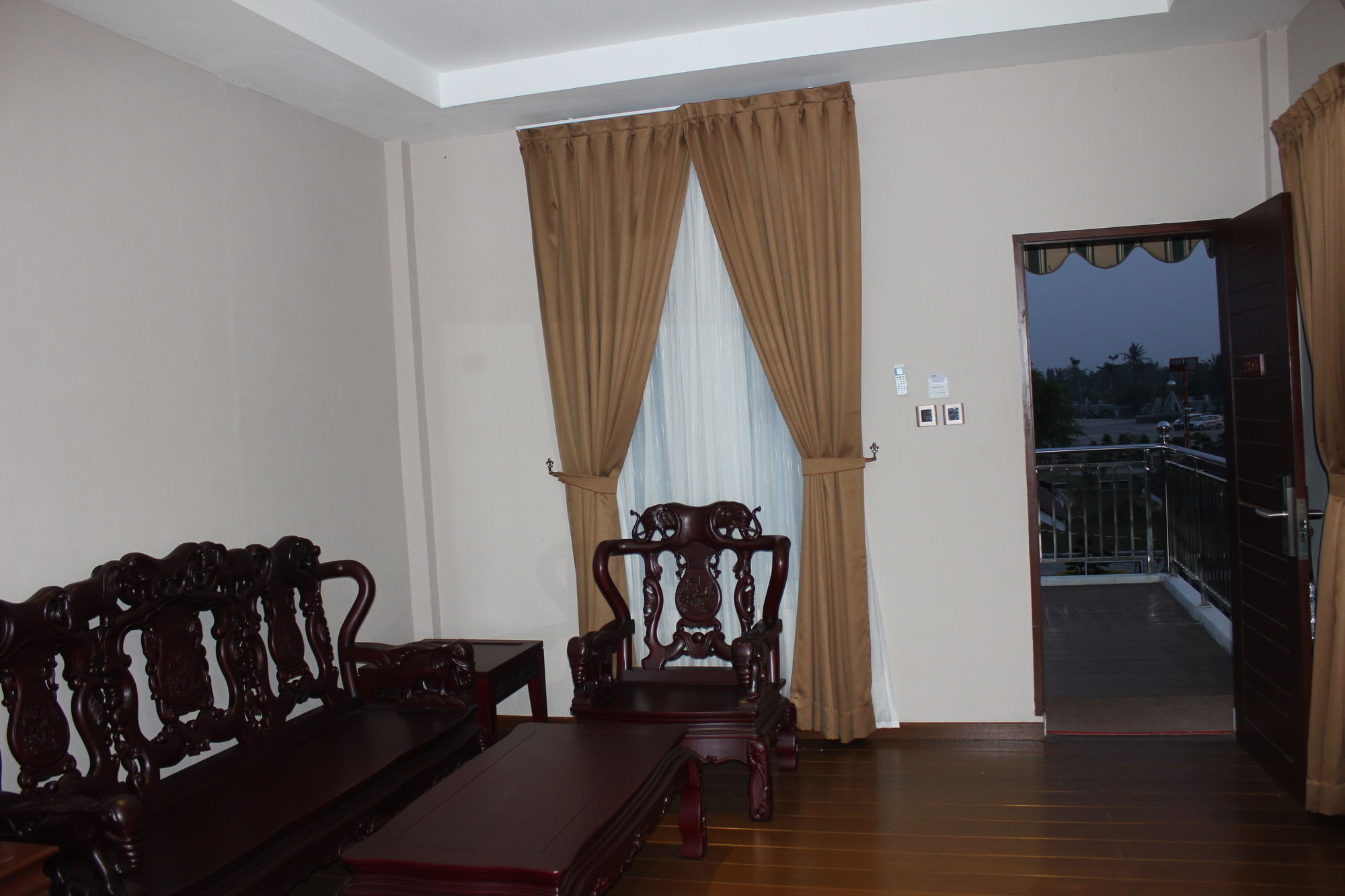 Thong's Inn - Convenient Transit Hotel