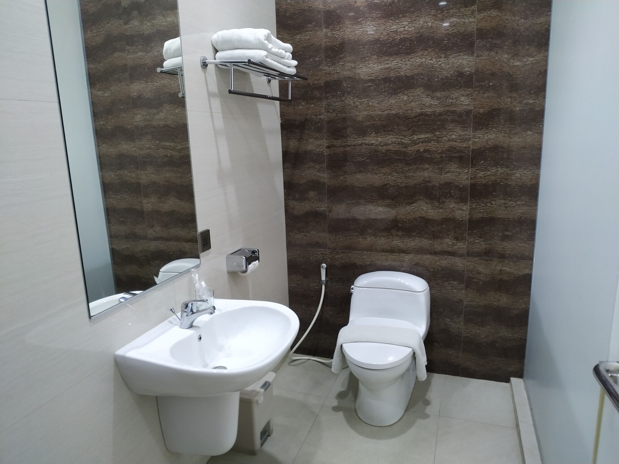 Thong's Inn - Convenient Transit Hotel