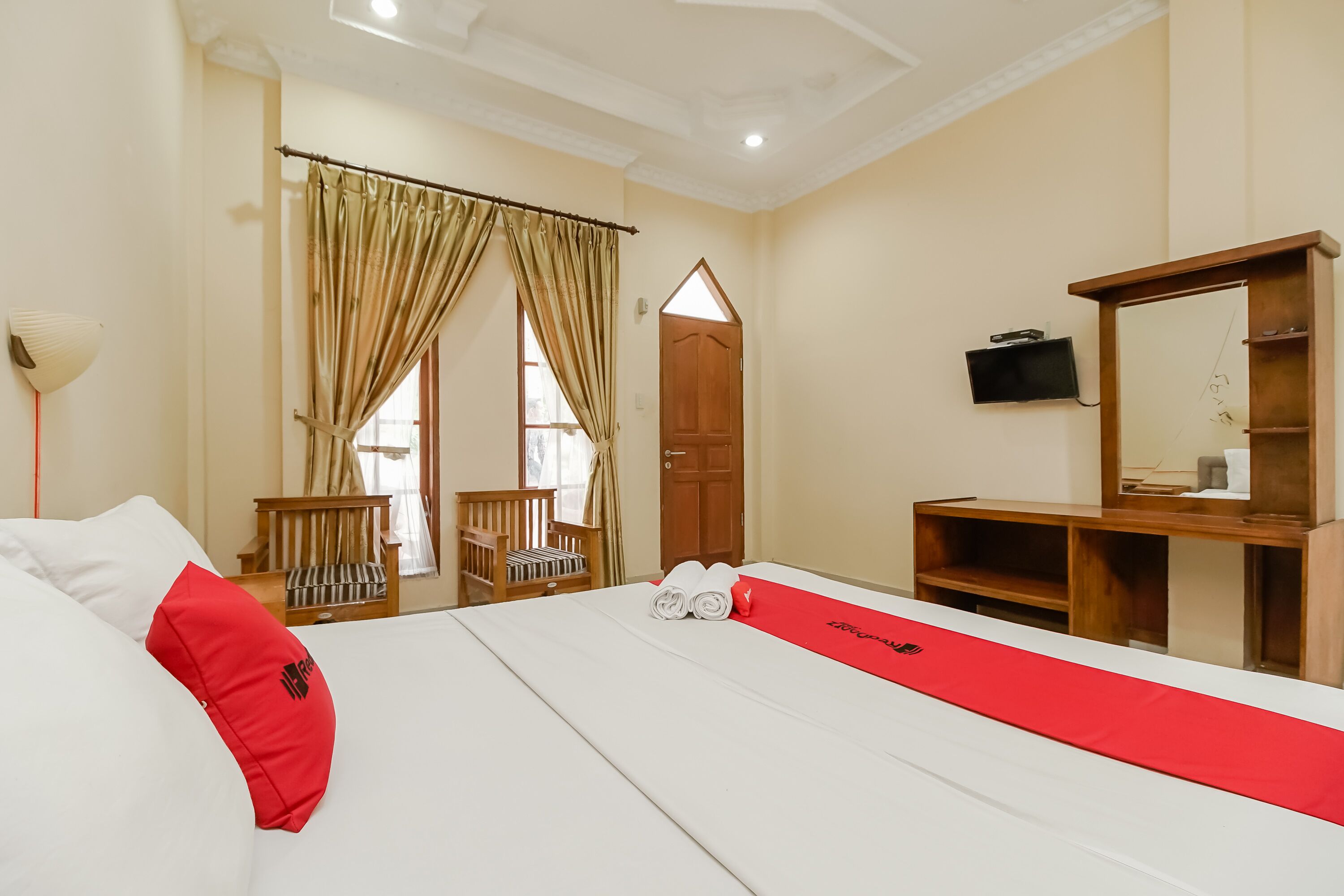 Wisma Sibayak Guest House by RedDoorz