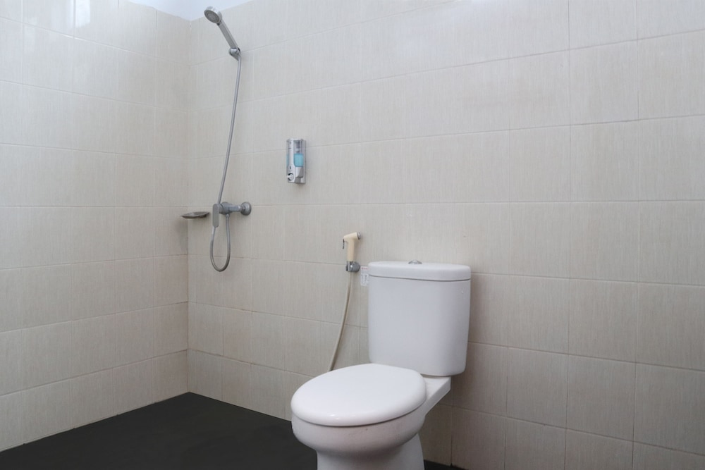 M Authentic Kost Man by OYO Rooms